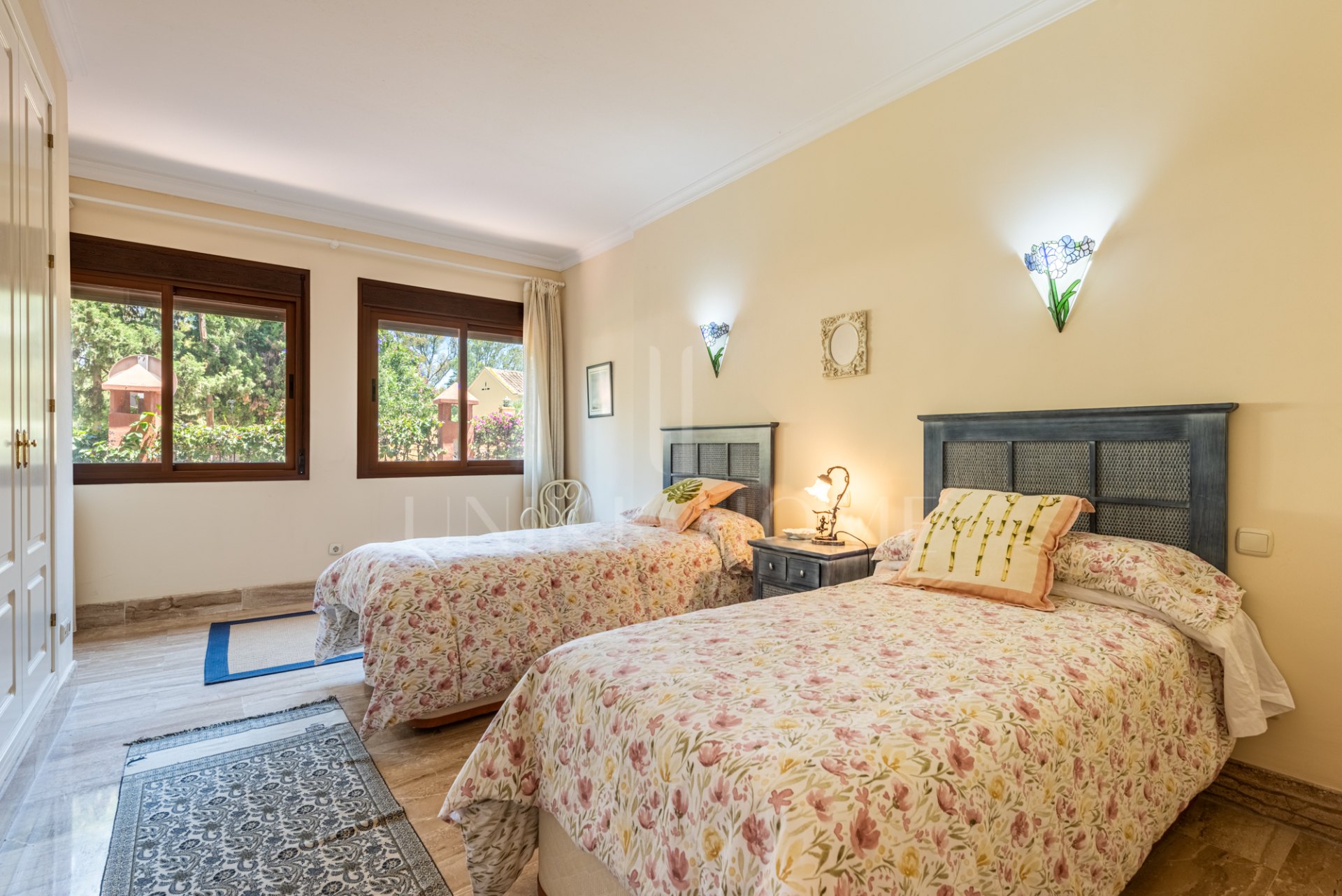 Amplio apartamento en planta baja en Alhambra del Golf – Ubicación privilegiada junto a la playa en Casasola