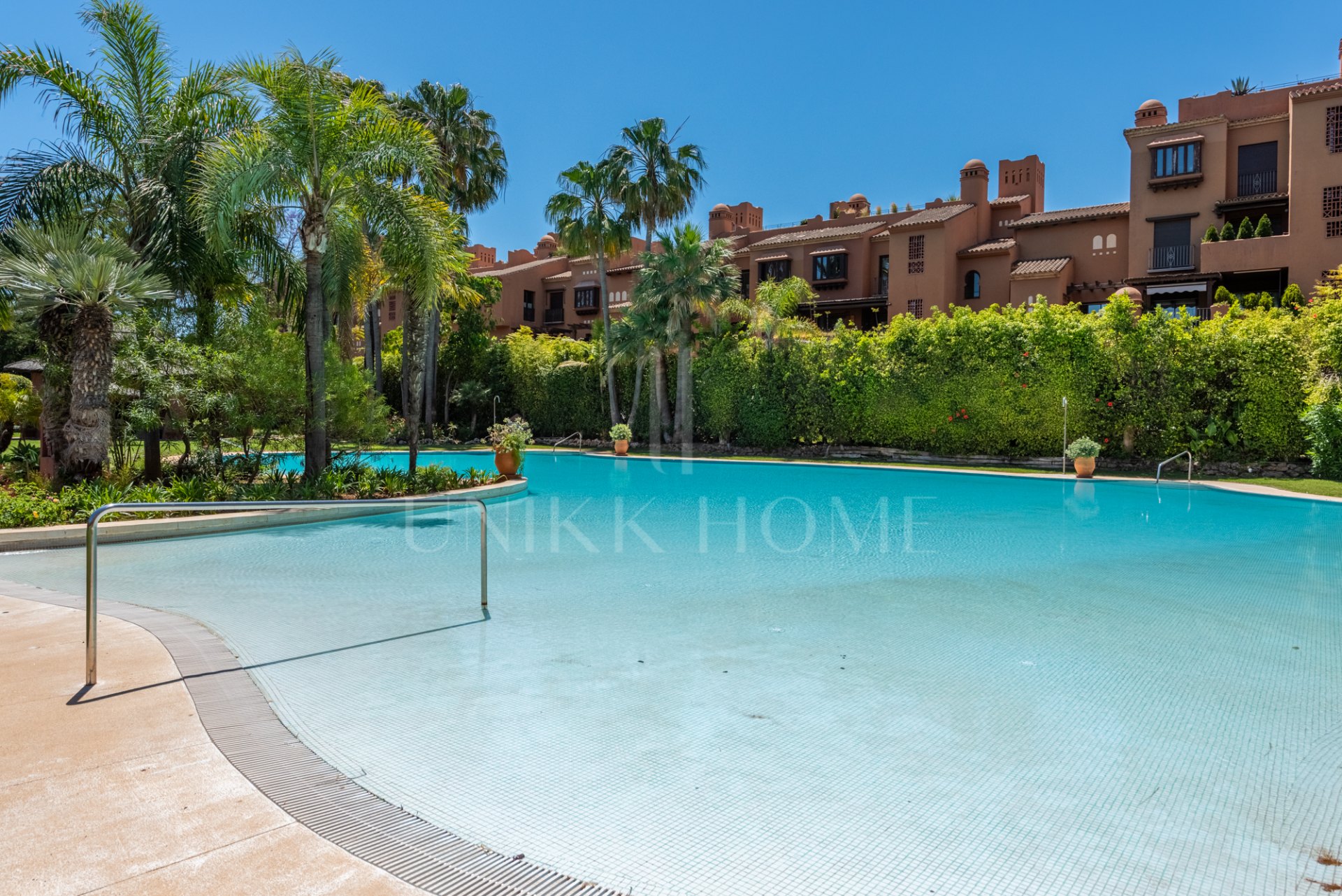 Amplio apartamento en planta baja en Alhambra del Golf – Ubicación privilegiada junto a la playa en Casasola