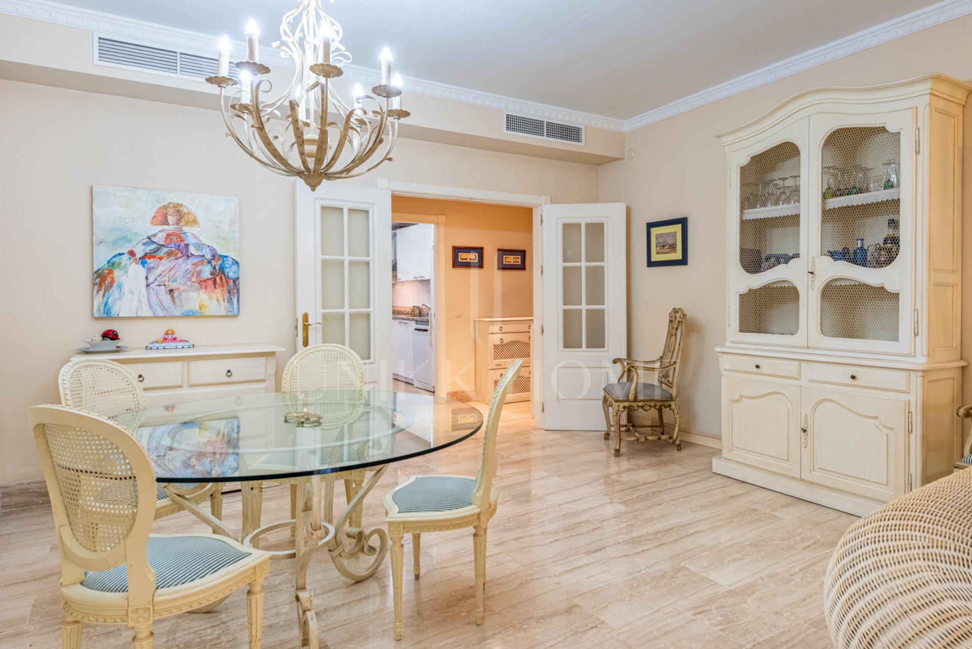 Amplio apartamento en planta baja en Alhambra del Golf – Ubicación privilegiada junto a la playa en Casasola