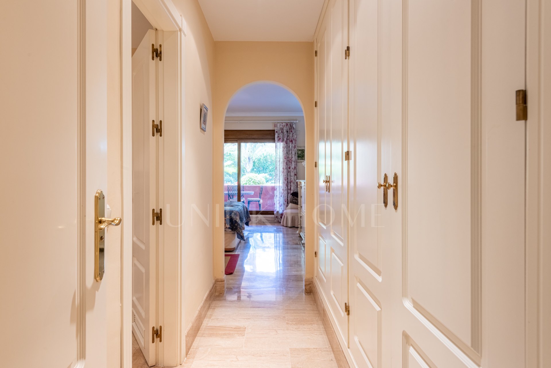 Amplio apartamento en planta baja en Alhambra del Golf – Ubicación privilegiada junto a la playa en Casasola