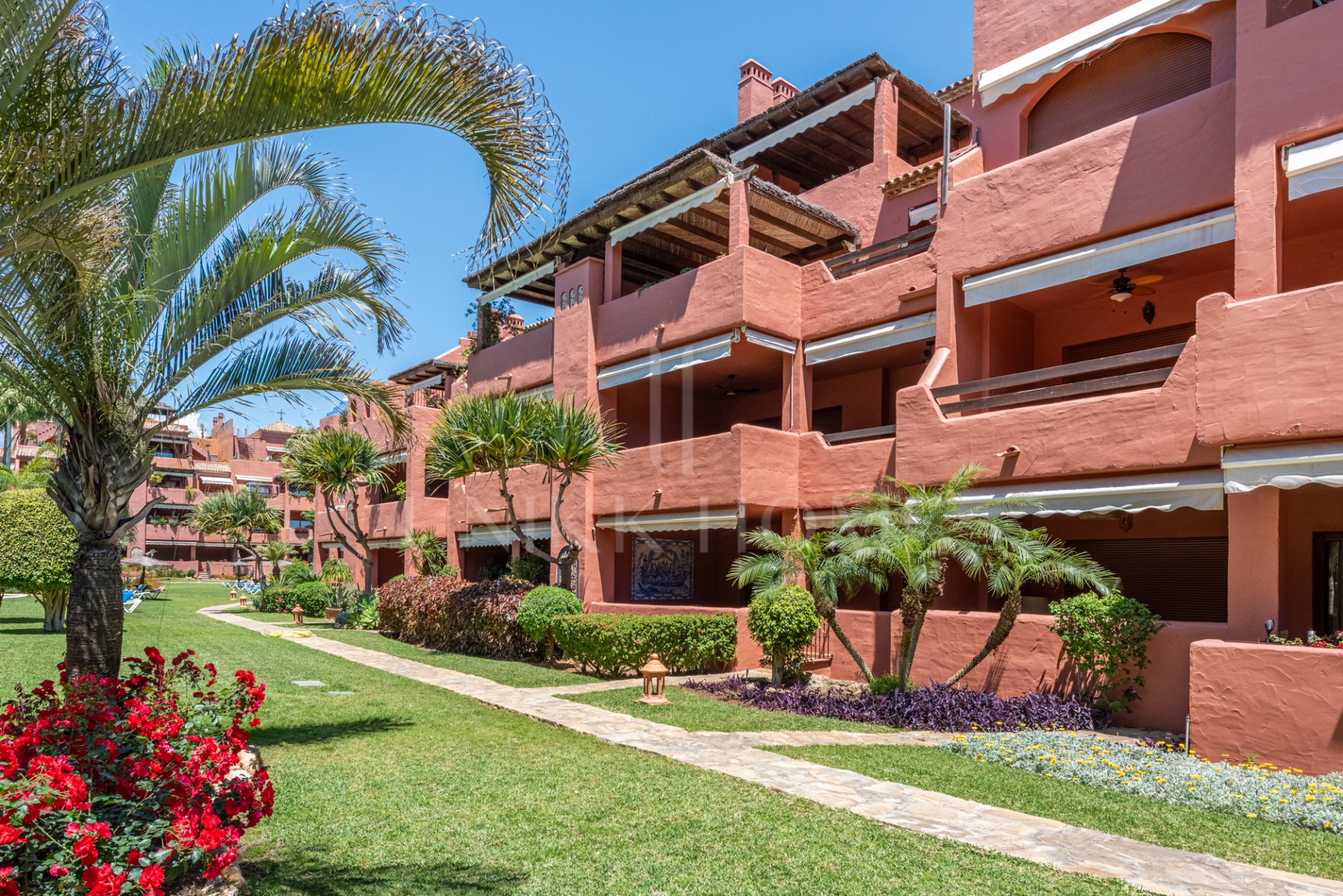 Amplio apartamento en planta baja en Alhambra del Golf – Ubicación privilegiada junto a la playa en Casasola