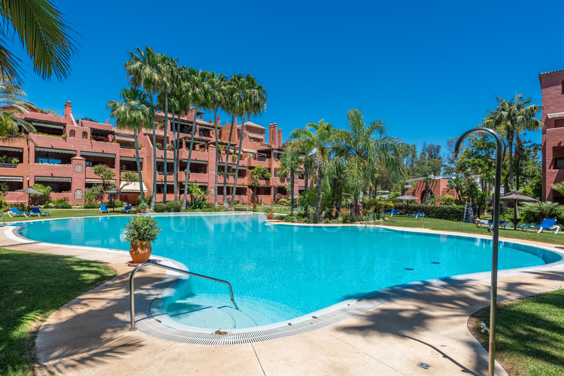 Amplio apartamento en planta baja en Alhambra del Golf – Ubicación privilegiada junto a la playa en Casasola