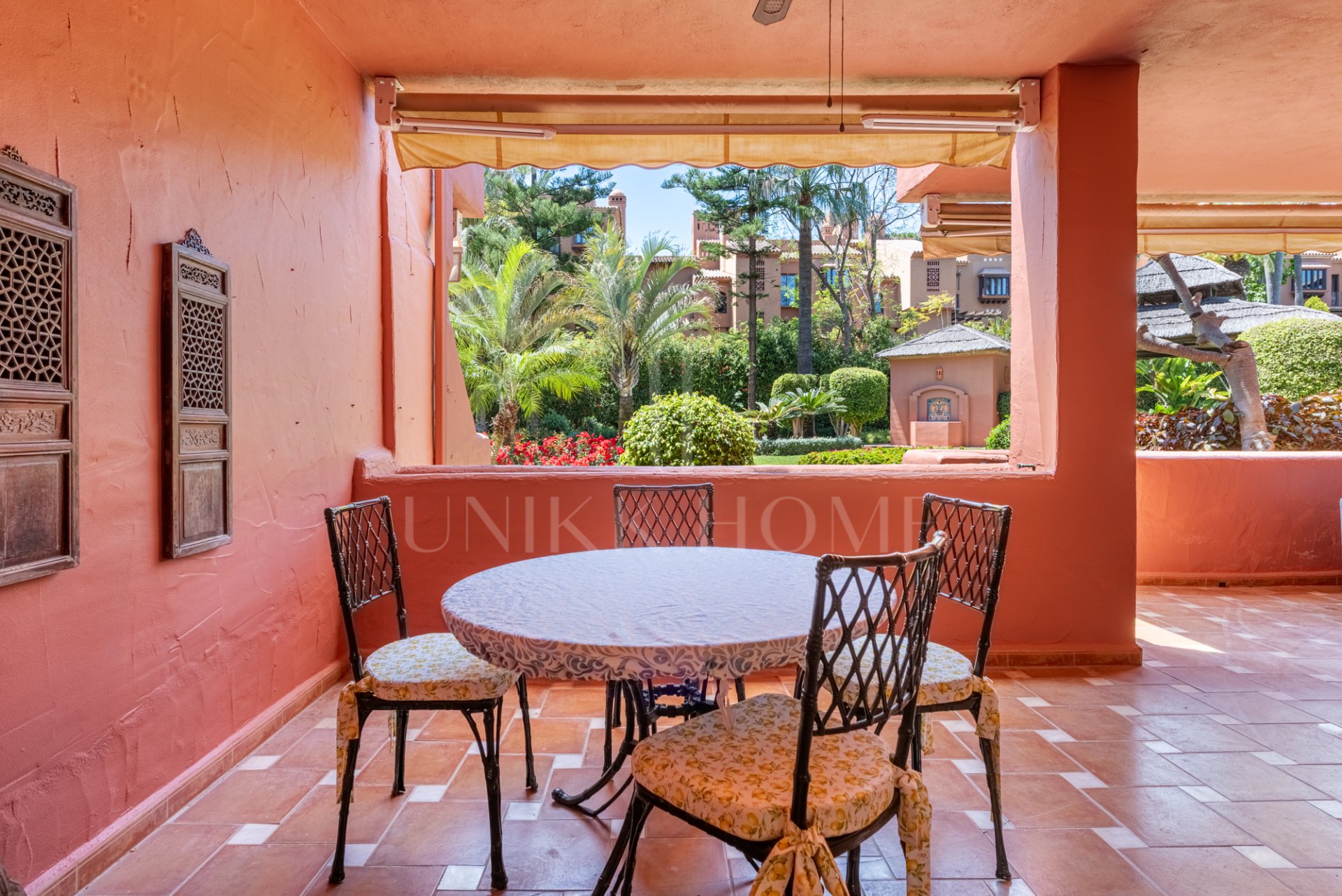 Amplio apartamento en planta baja en Alhambra del Golf – Ubicación privilegiada junto a la playa en Casasola