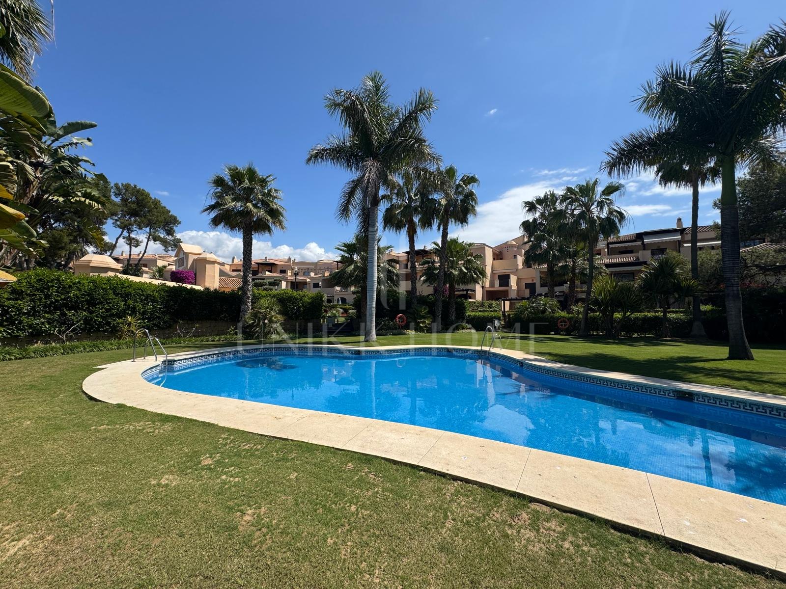 Vivienda junto a la playa a solo 150 m del mar con instalaciones de spa de lujo en Las Mimosas de Banús