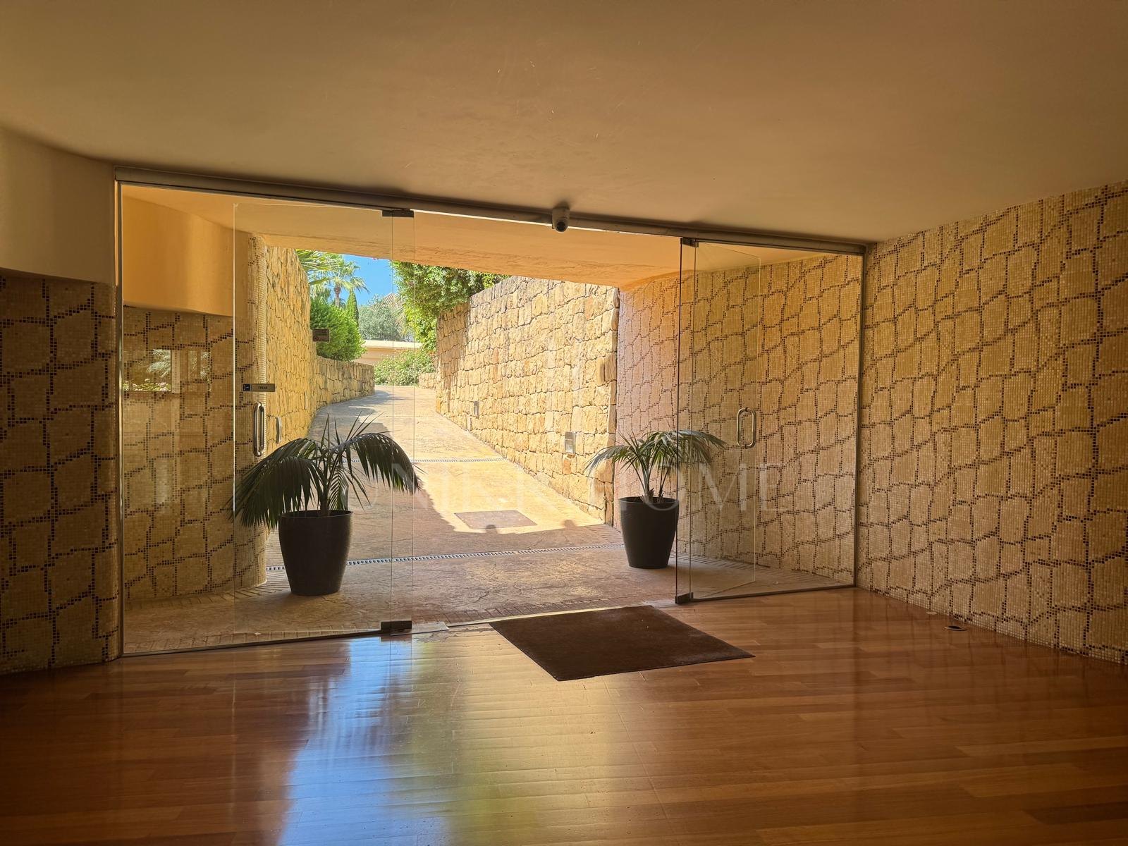 Vivienda junto a la playa a solo 150 m del mar con instalaciones de spa de lujo en Las Mimosas de Banús