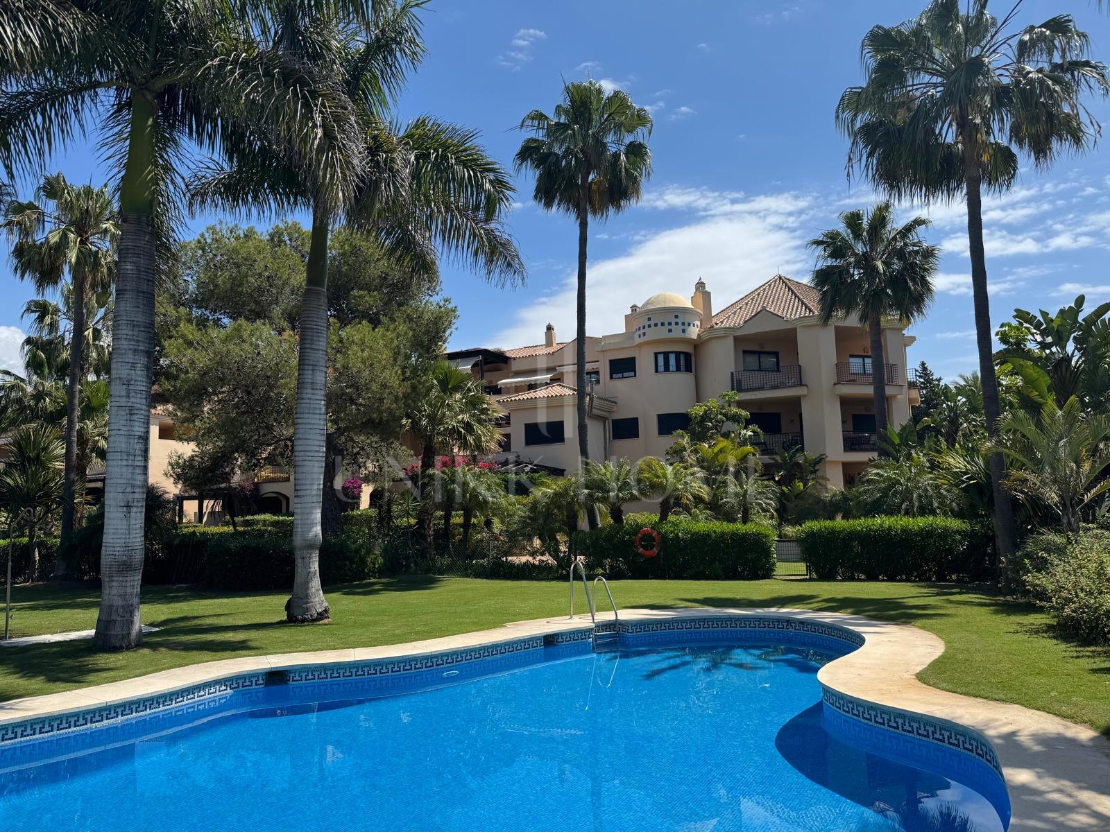 Vivienda junto a la playa a solo 150 m del mar con instalaciones de spa de lujo en Las Mimosas de Banús