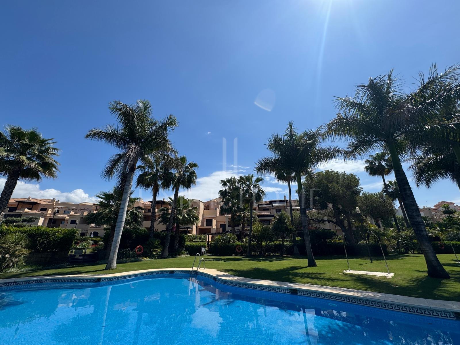 Vivienda junto a la playa a solo 150 m del mar con instalaciones de spa de lujo en Las Mimosas de Banús