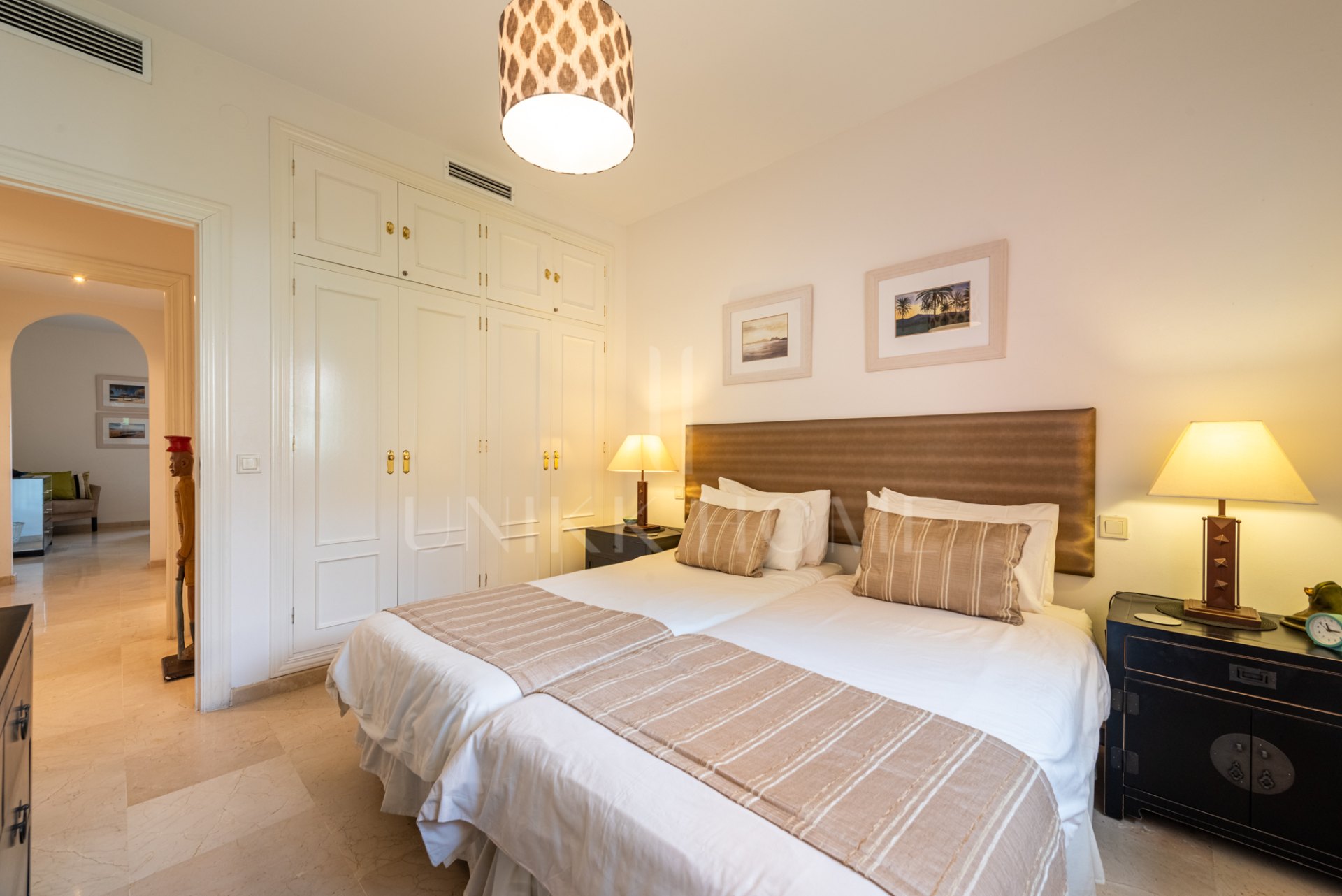 Beachside Penthouse with Private Solarium, 80 m² Basement Room and Tourist Licence