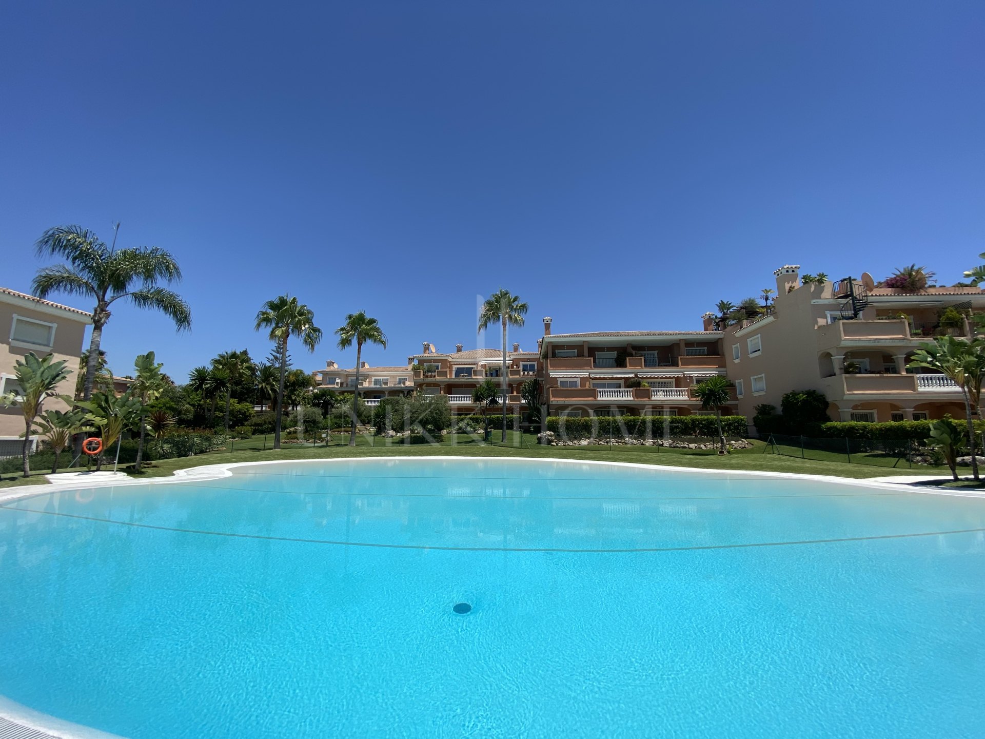 Beachside Penthouse with Private Solarium, 80 m² Basement Room and Tourist Licence