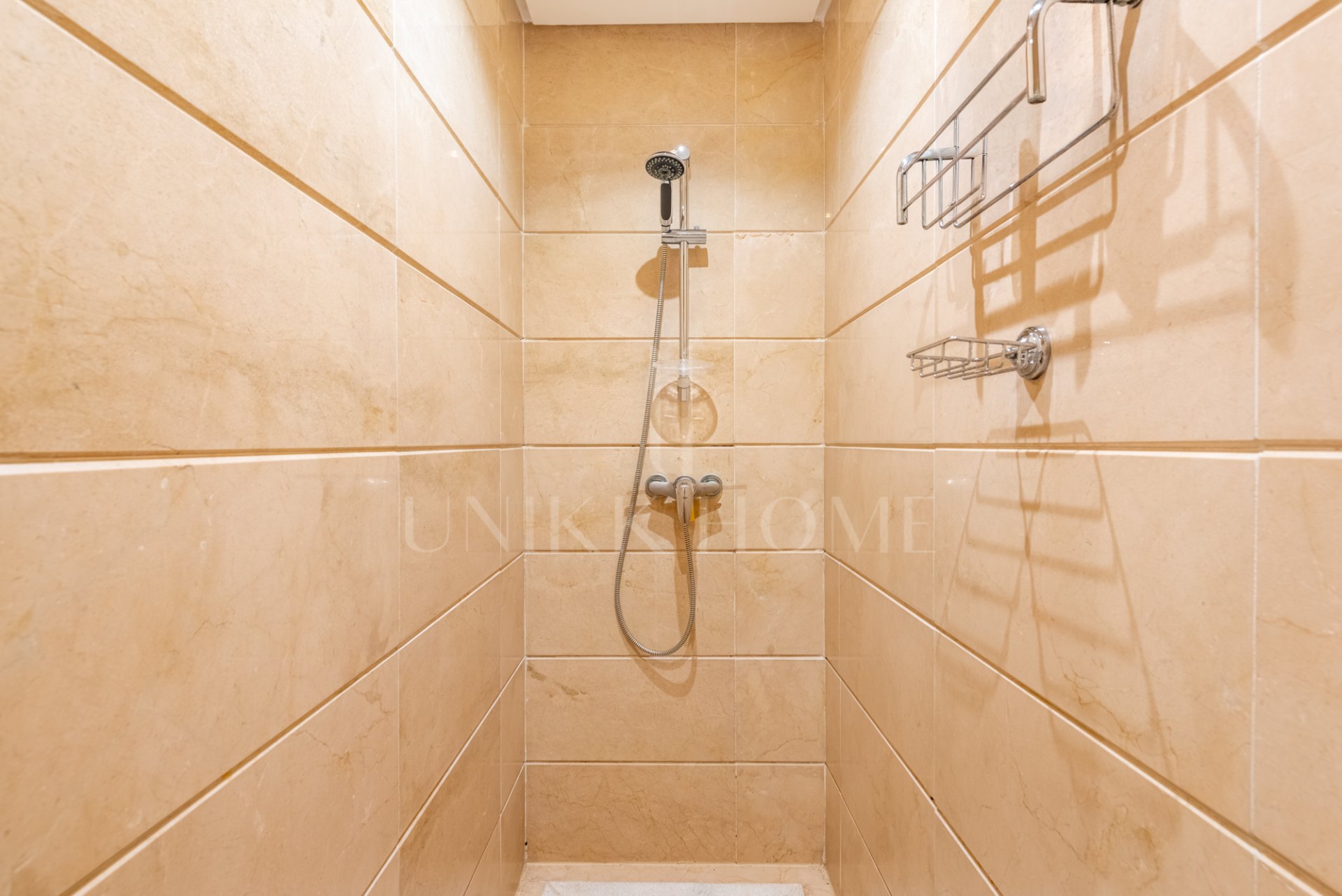Beachside Penthouse with Private Solarium, 80 m² Basement Room and Tourist Licence