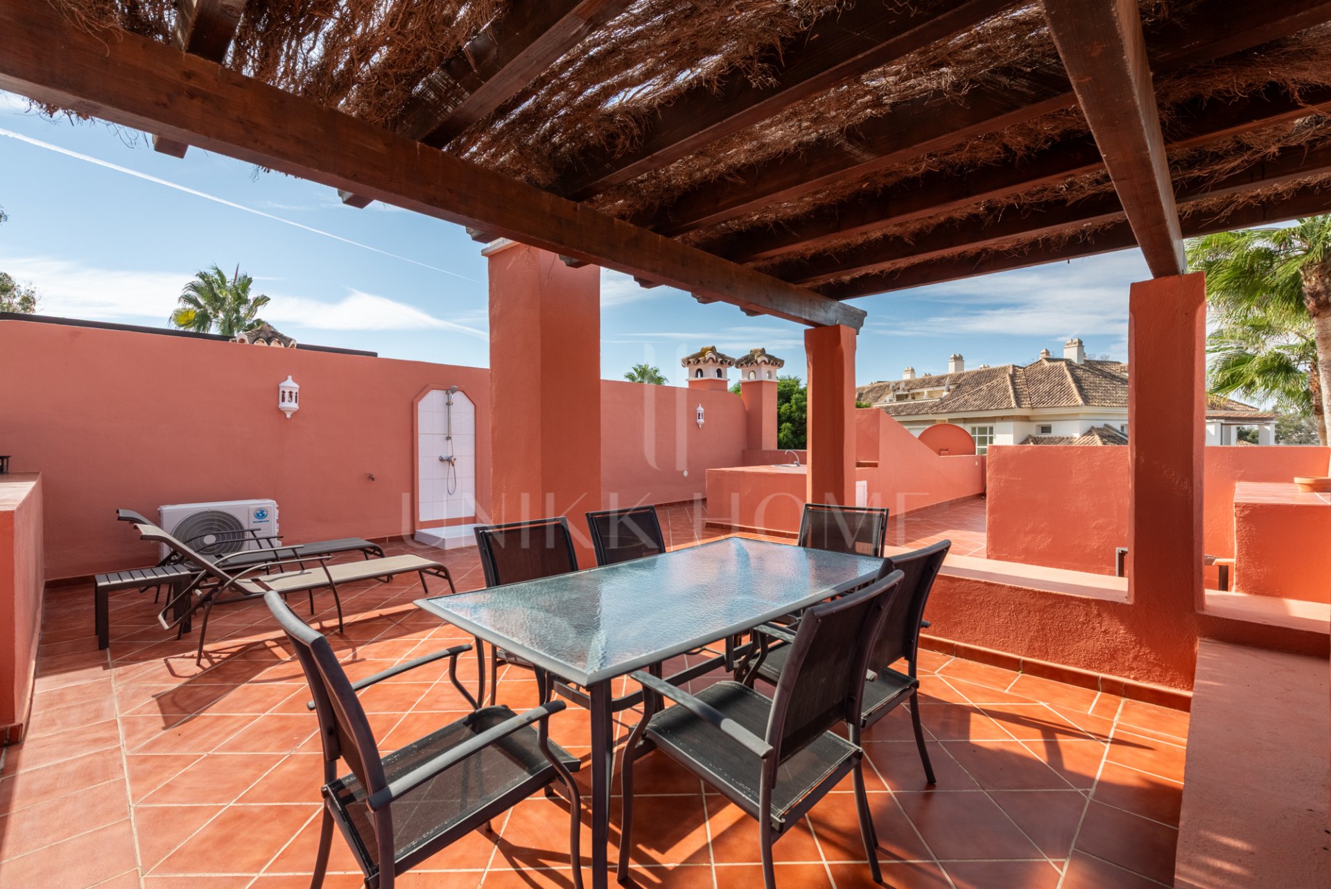 Beachside Penthouse with Private Solarium, 80 m² Basement Room and Tourist Licence