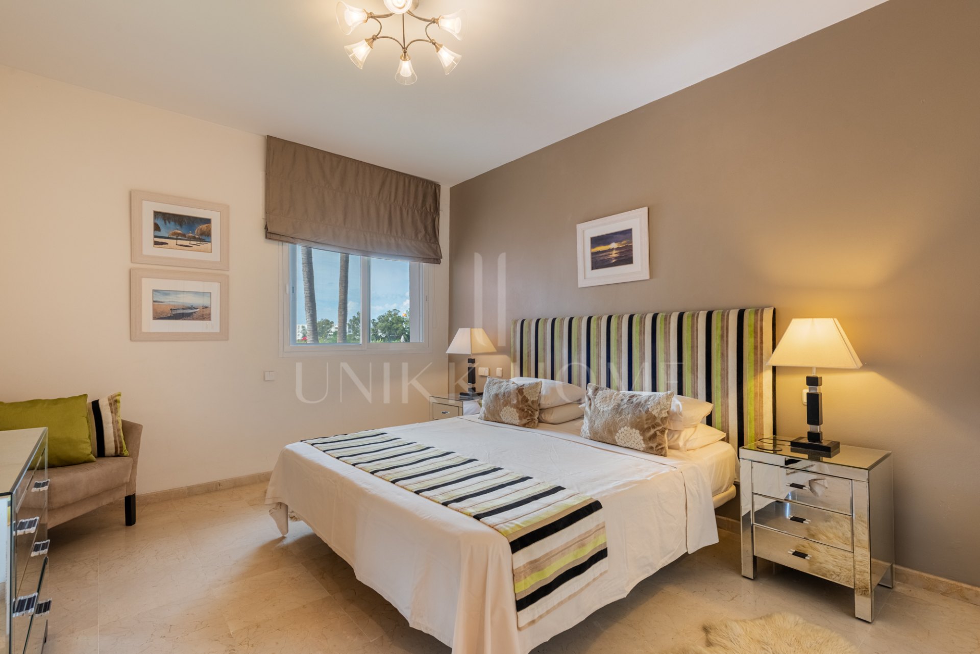 Beachside Penthouse with Private Solarium, 80 m² Basement Room and Tourist Licence
