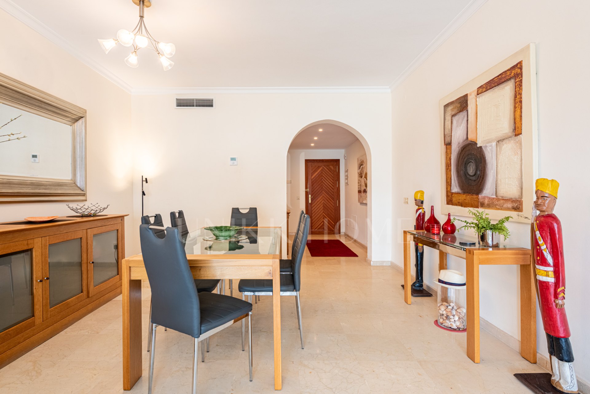 Beachside Penthouse with Private Solarium, 80 m² Basement Room and Tourist Licence