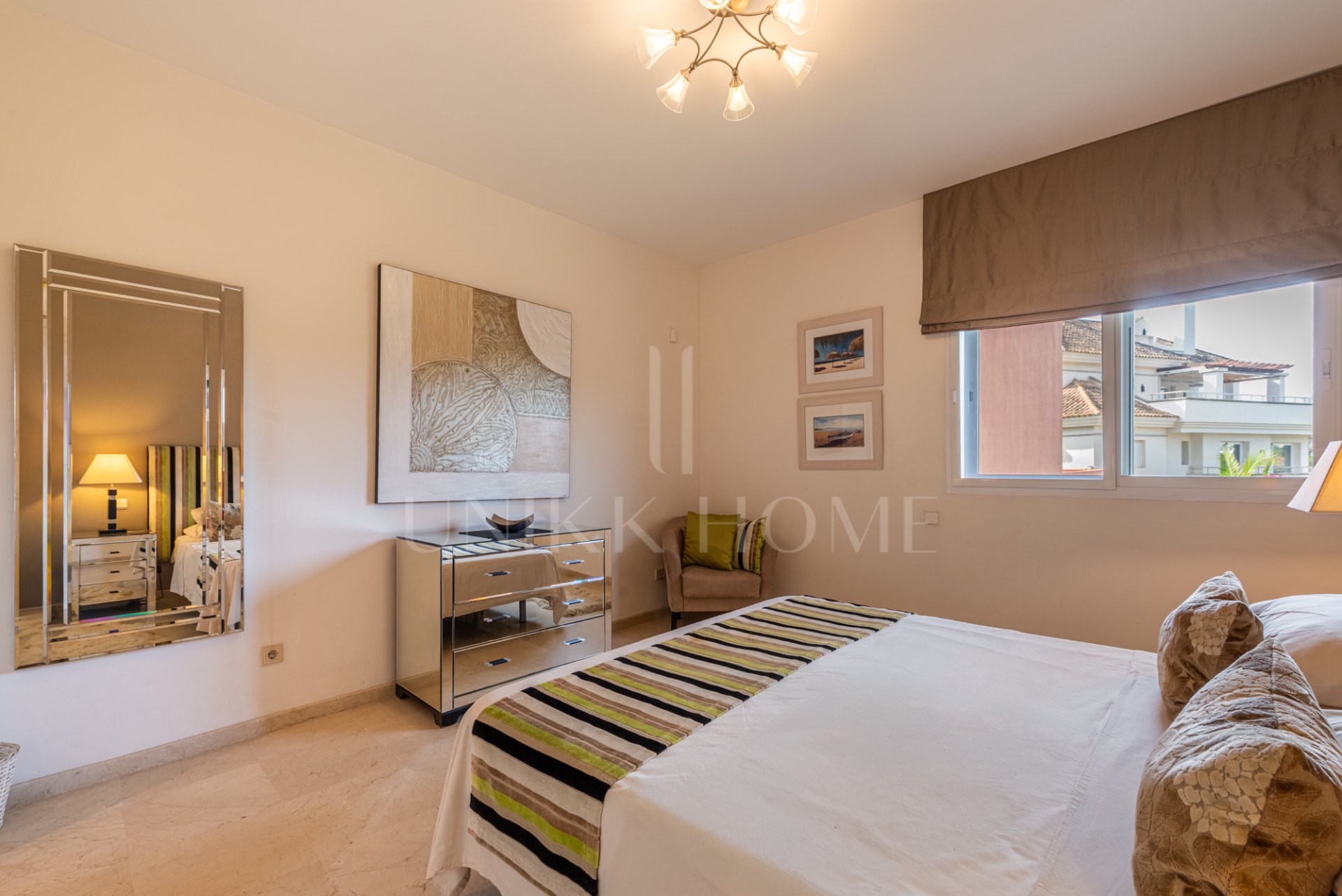 Beachside Penthouse with Private Solarium, 80 m² Basement Room and Tourist Licence