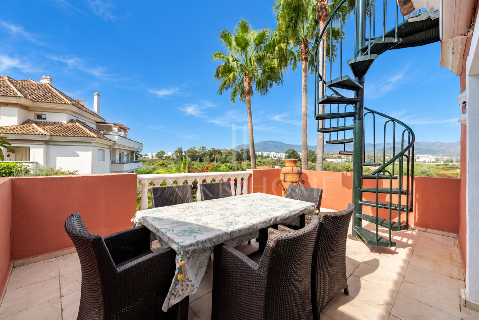 Beachside Penthouse with Private Solarium, 80 m² Basement Room and Tourist Licence