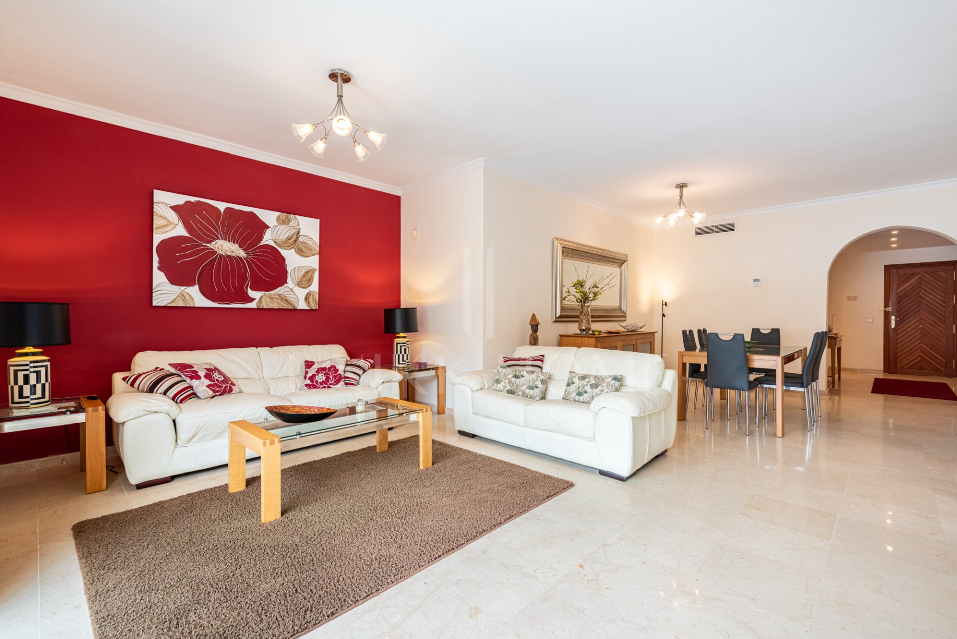Beachside Penthouse with Private Solarium, 80 m² Basement Room and Tourist Licence