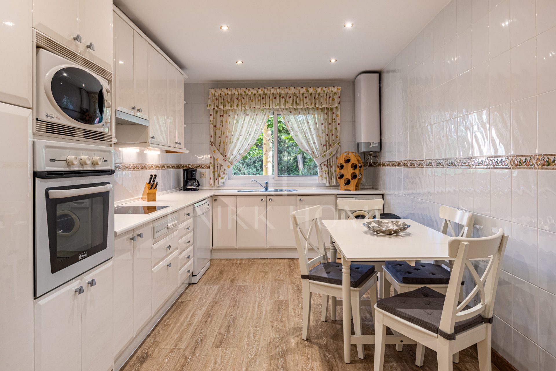 Beachside Penthouse with Private Solarium, 80 m² Basement Room and Tourist Licence