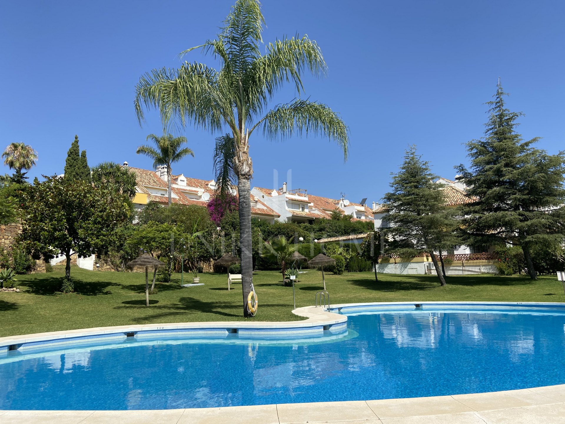 Lovely townhouse nestled in the established residential area of Monte Biarritz, on the border between Marbella and Estepona.