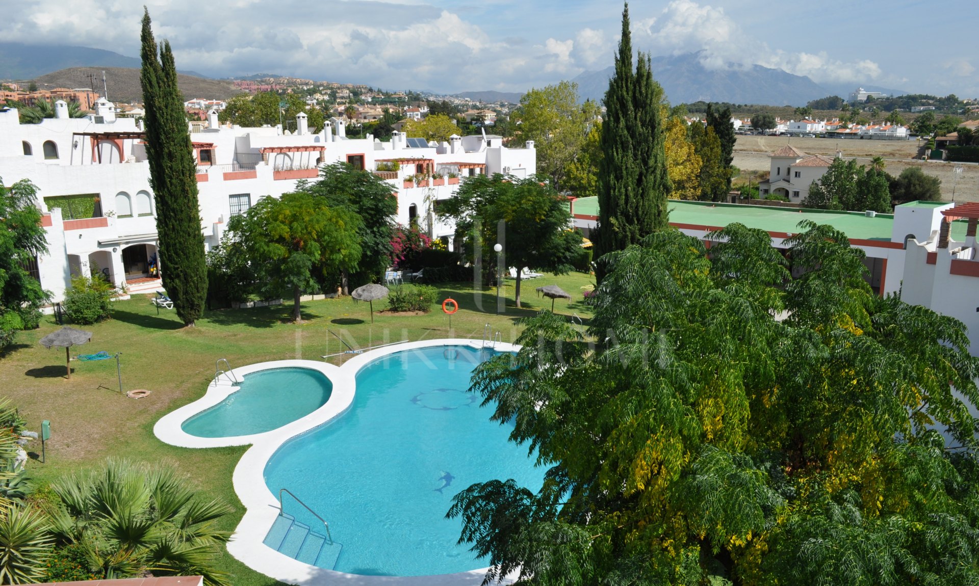 Amplia casa adosada cerca de todas las comodidades en Water Gardens, Bel Air. Ideal para la remodelación!