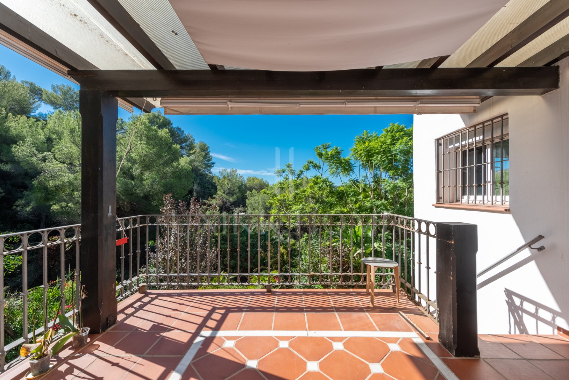 Encantadora casa adosada con un gran jardín privado en Zahara de Istan!