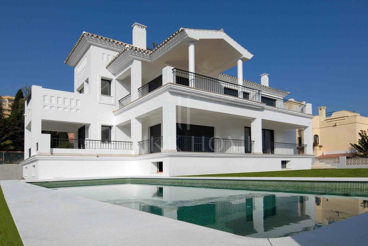 Modern villa 10 minutes walk from Puerto Banus