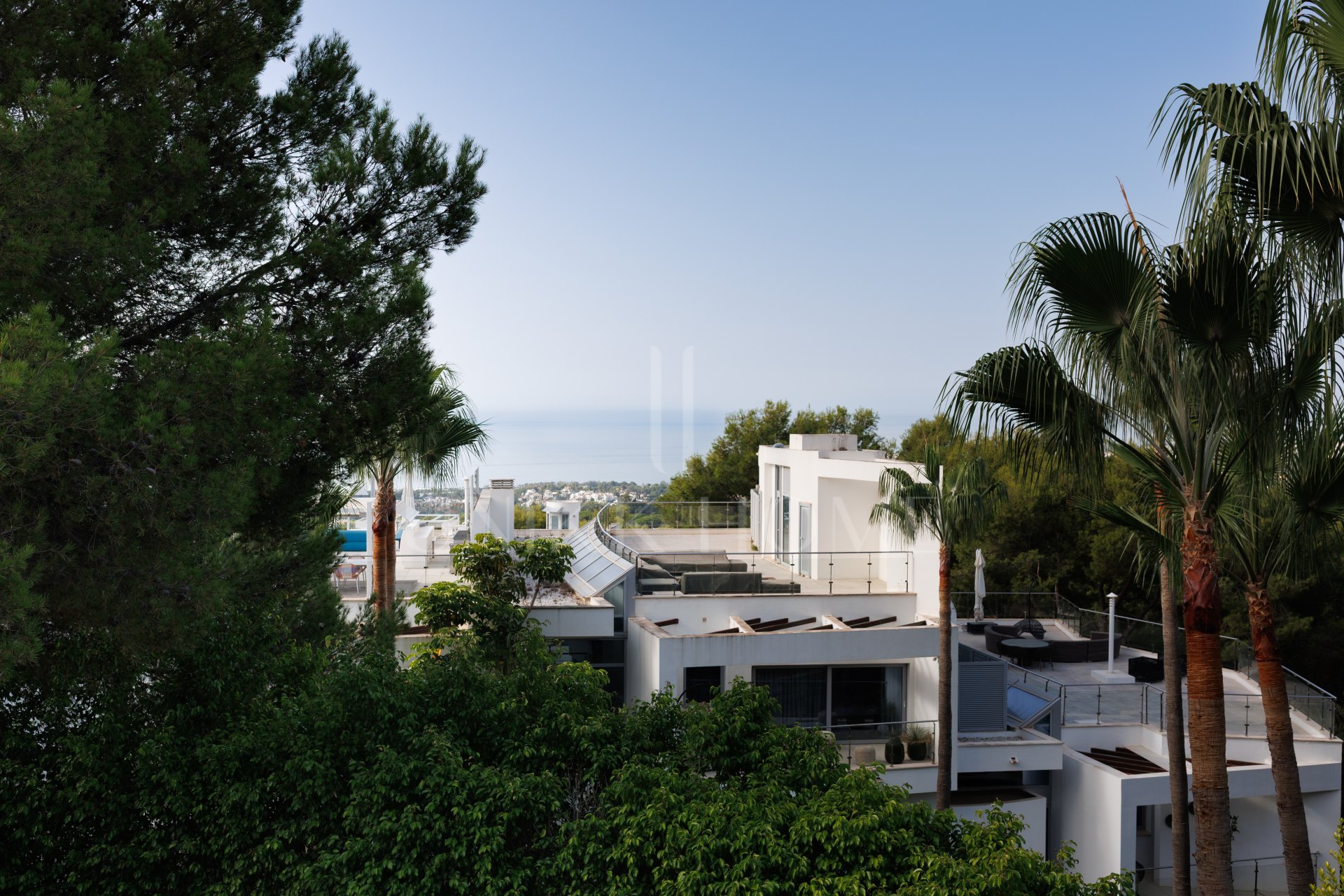 Villa adosada en Meisho Hills: exclusiva propiedad de esquina con vistas panorámicas a Gibraltar y Marruecos.