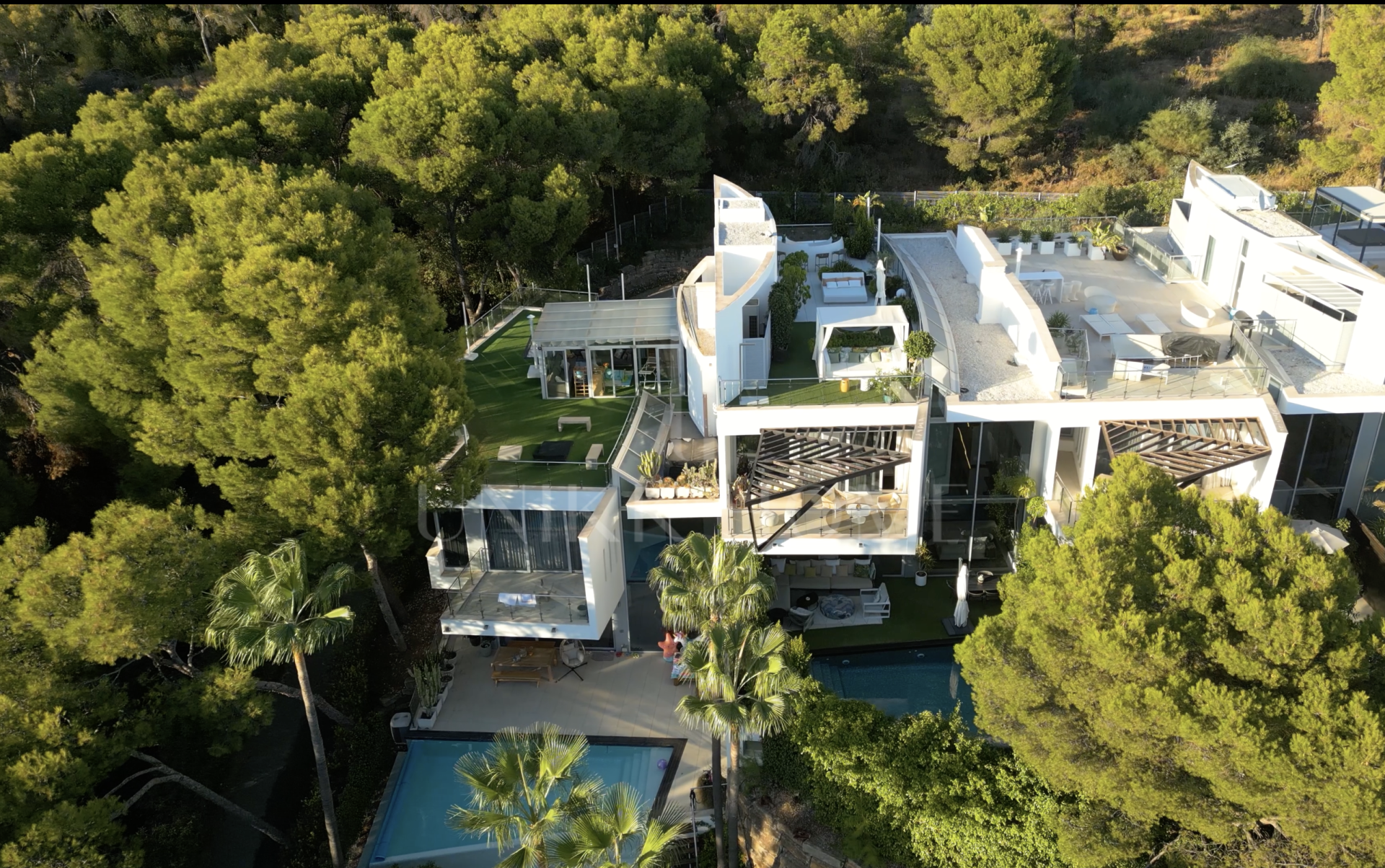 Villa adosada en Meisho Hills: exclusiva propiedad de esquina con vistas panorámicas a Gibraltar y Marruecos.