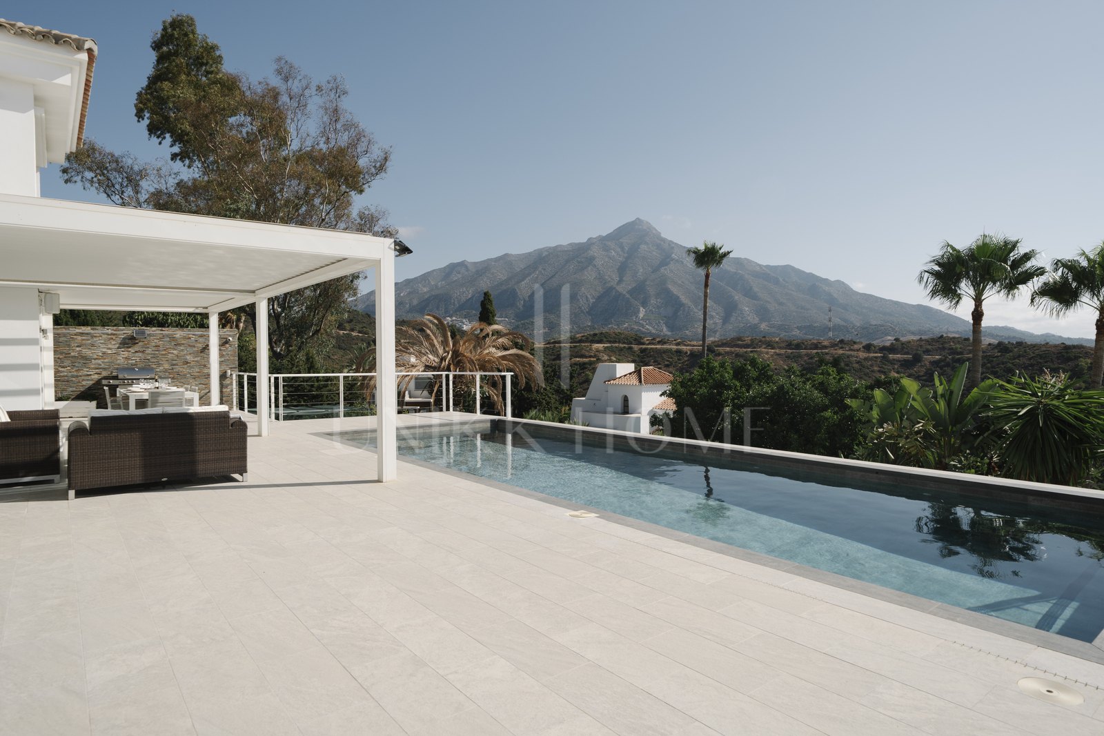 Exclusiva villa en Nueva Andalucía con vistas panorámicas