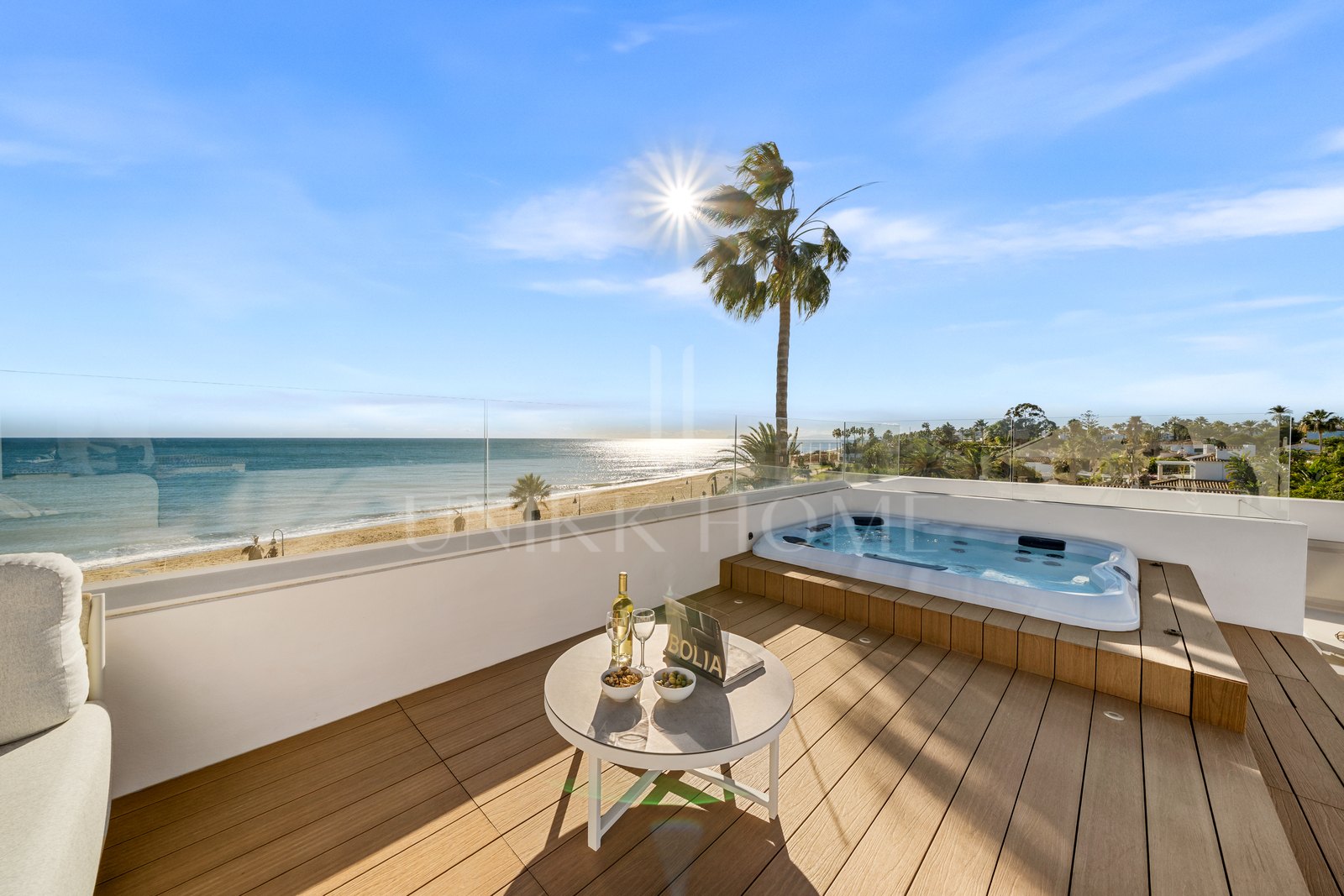 Obra Maestra Contemporánea en Primera Línea de Playa con Vistas Panorámicas al Mar – New Golden Mile