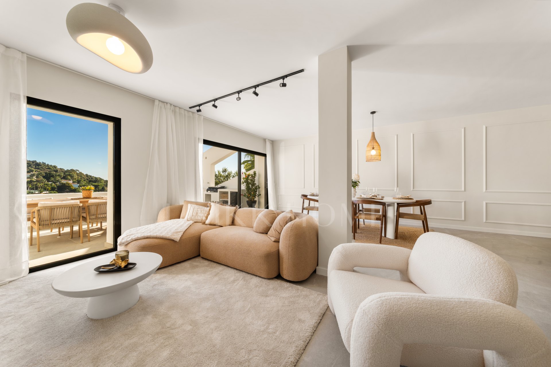 Elegant Renovated Apartment with Panoramic Golf, Sea & La Concha Views