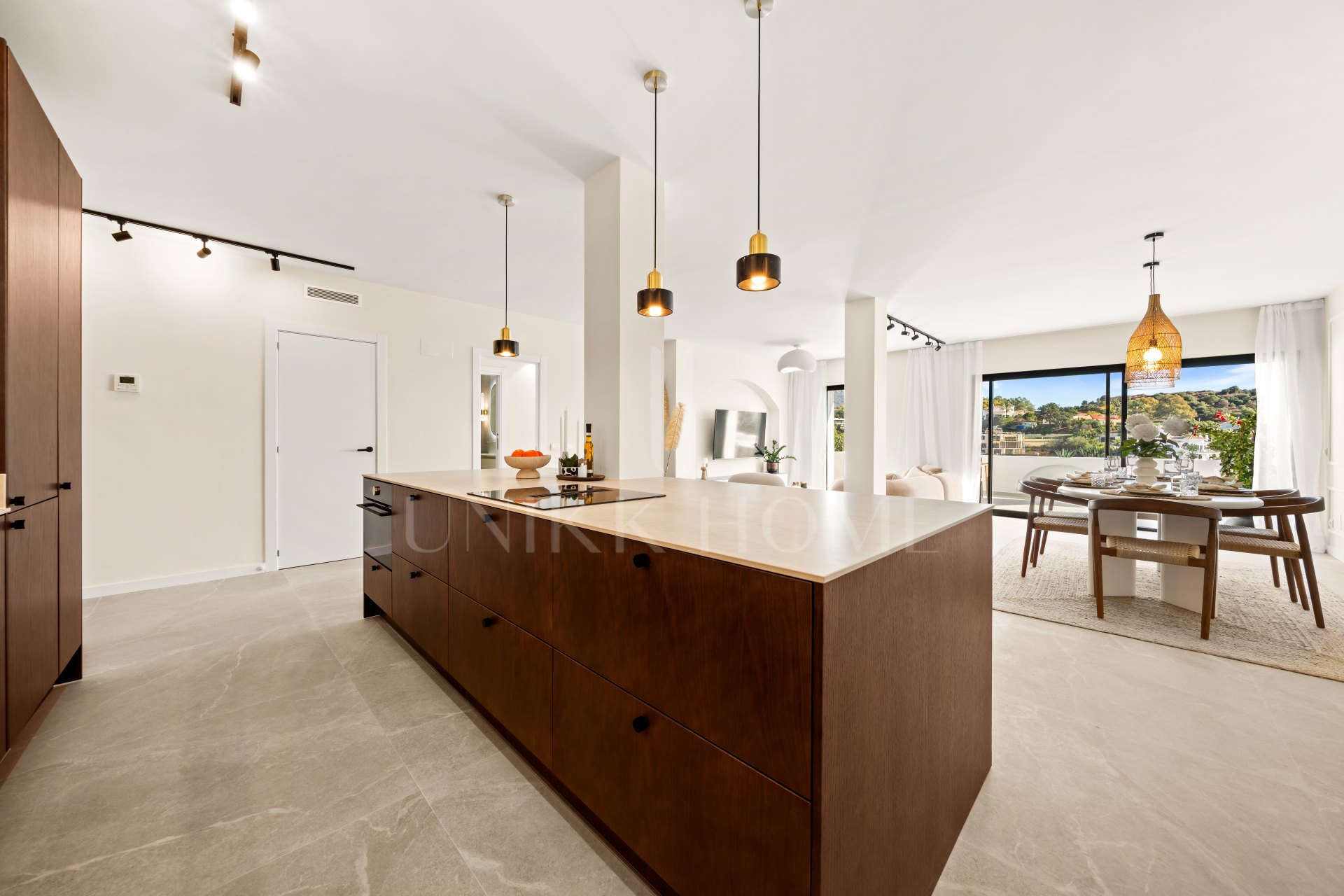 Elegant Renovated Apartment with Panoramic Golf, Sea & La Concha Views