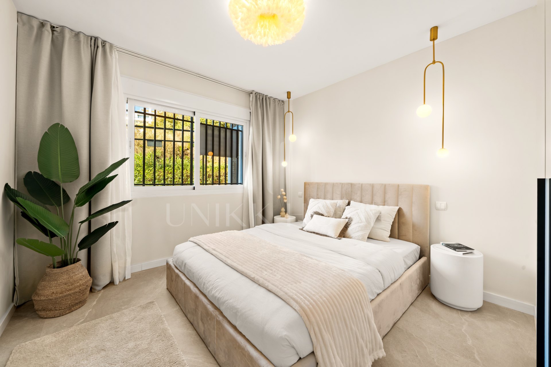 Elegant Renovated Apartment with Panoramic Golf, Sea & La Concha Views