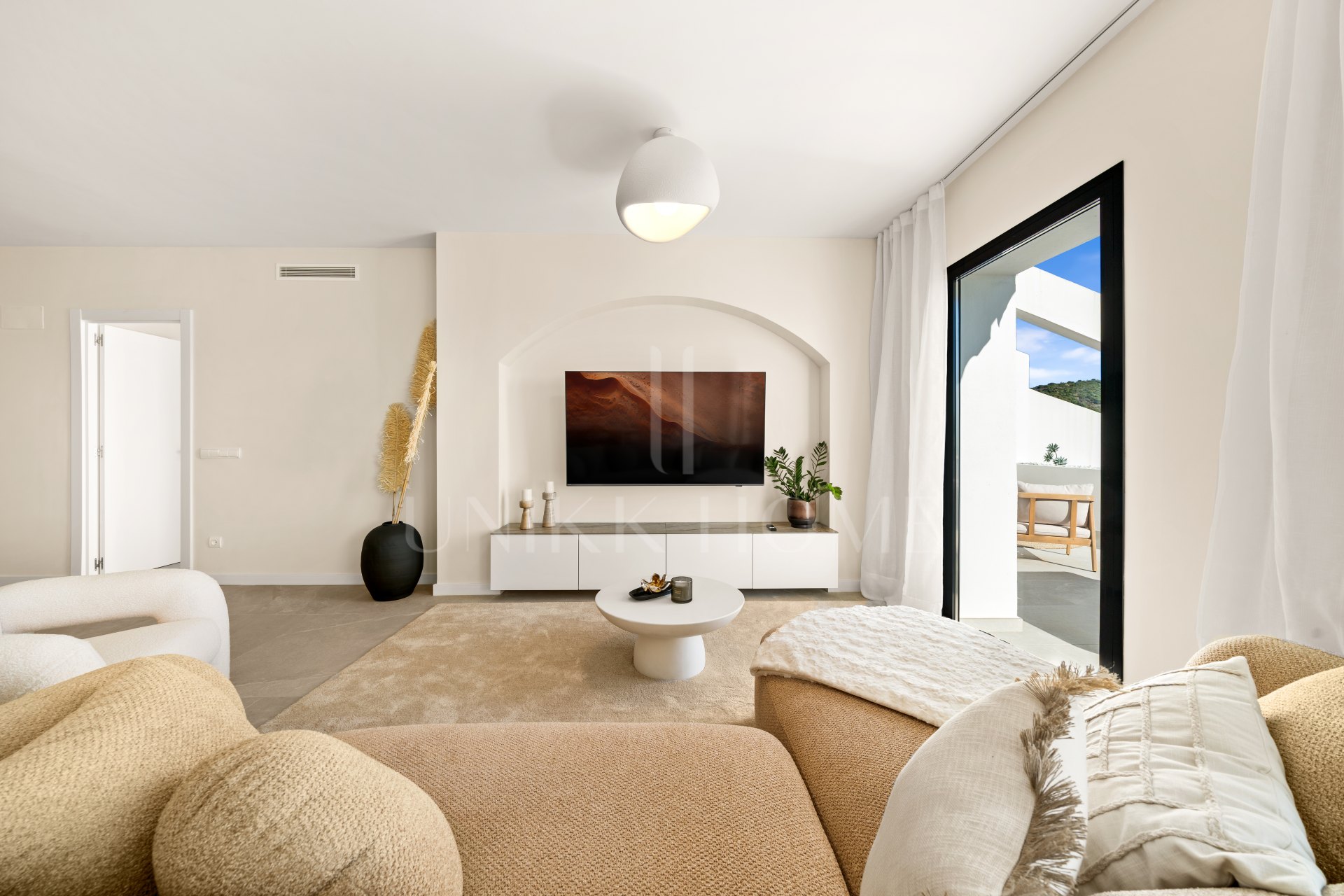 Elegant Renovated Apartment with Panoramic Golf, Sea & La Concha Views