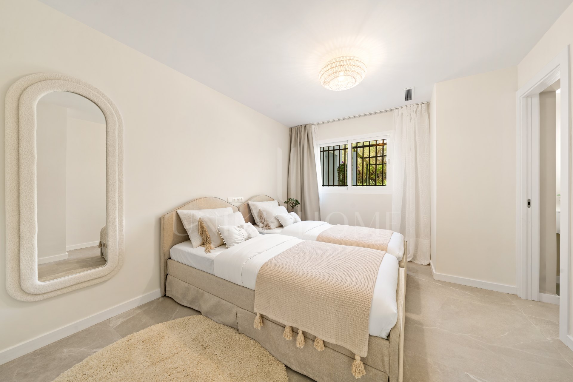 Elegant Renovated Apartment with Panoramic Golf, Sea & La Concha Views