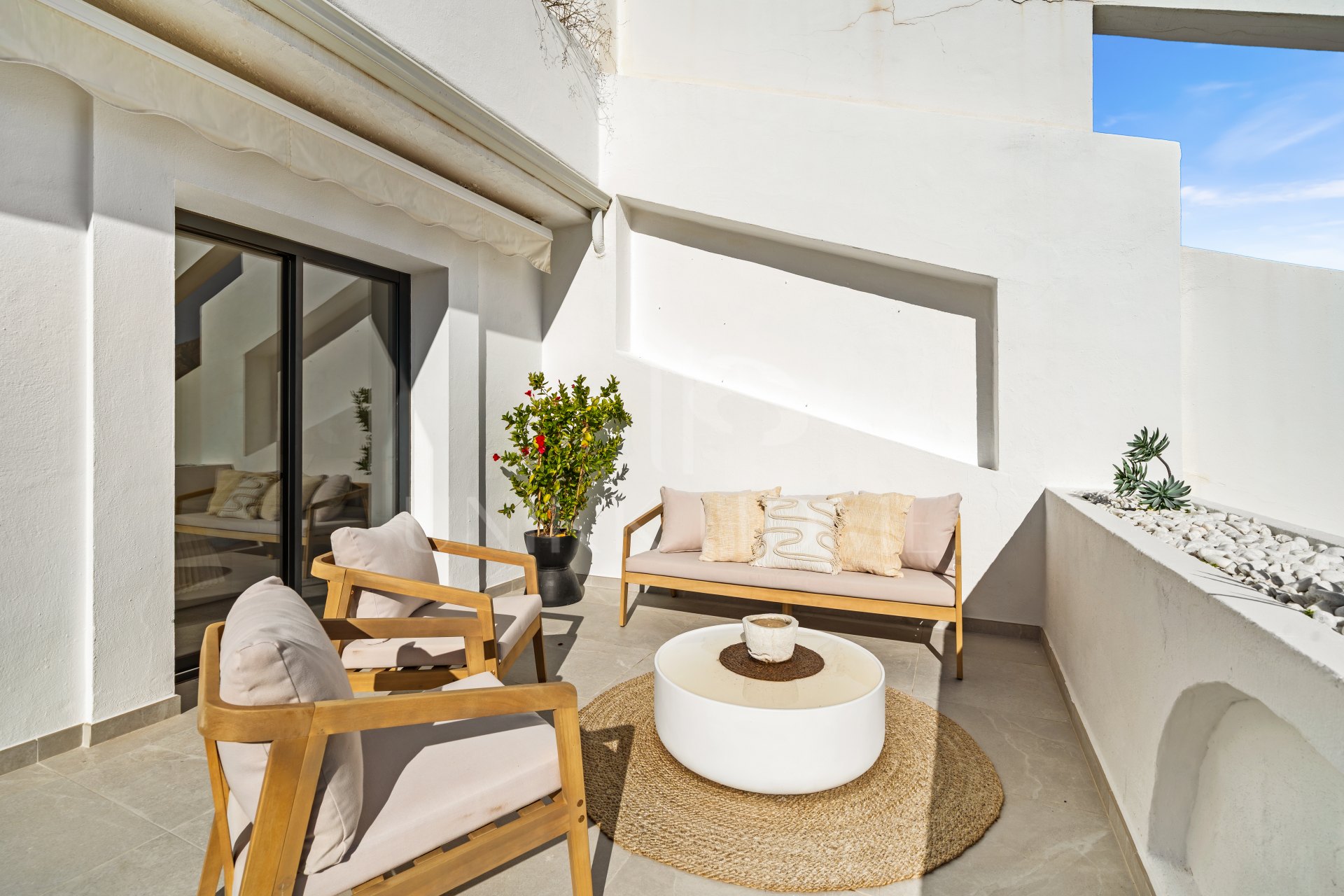 Elegant Renovated Apartment with Panoramic Golf, Sea & La Concha Views