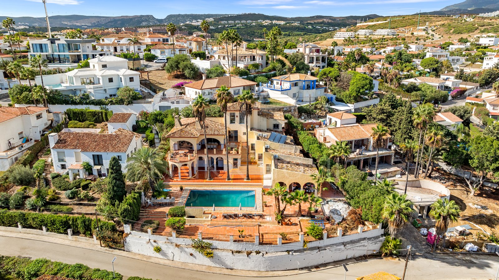 Magnífica Villa Andaluza con Toque Escandinavo y Vistas al Mar en Estepona Oeste