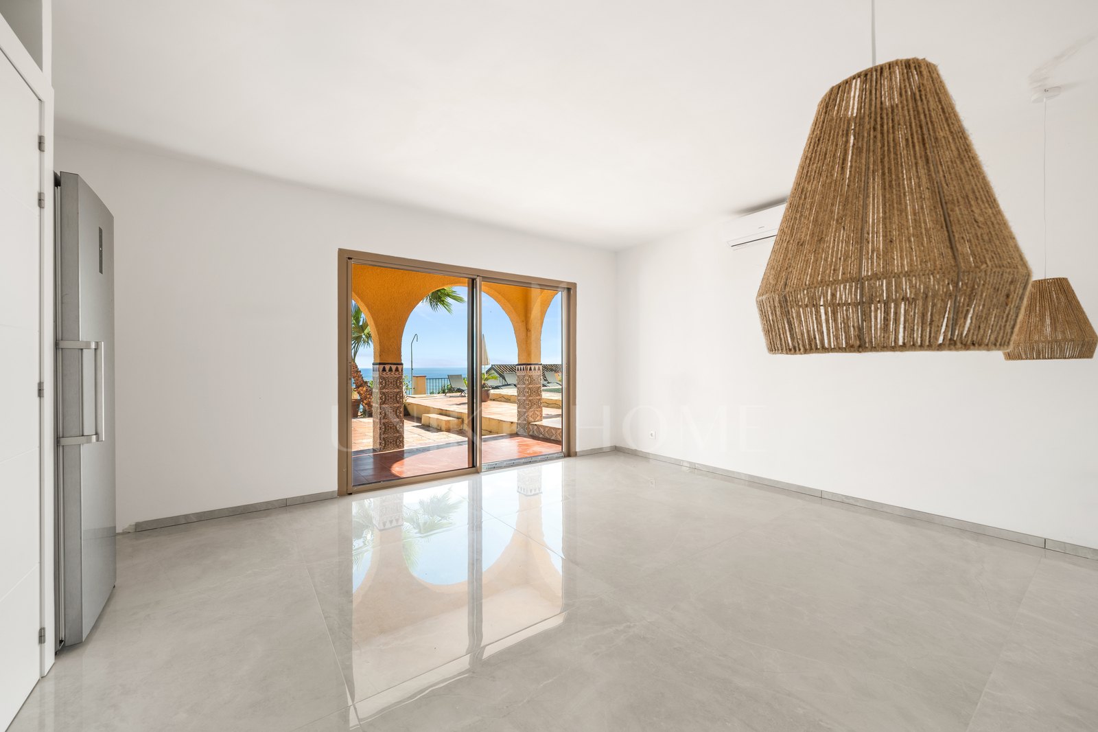 Magnífica Villa Andaluza con Toque Escandinavo y Vistas al Mar en Estepona Oeste