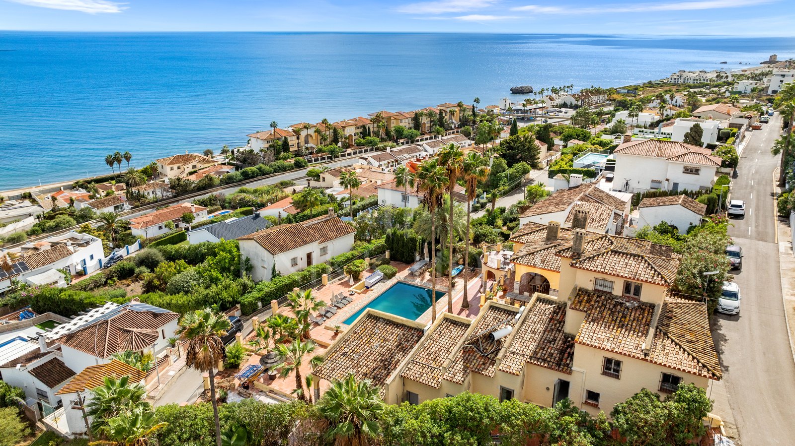 Magnífica Villa Andaluza con Toque Escandinavo y Vistas al Mar en Estepona Oeste