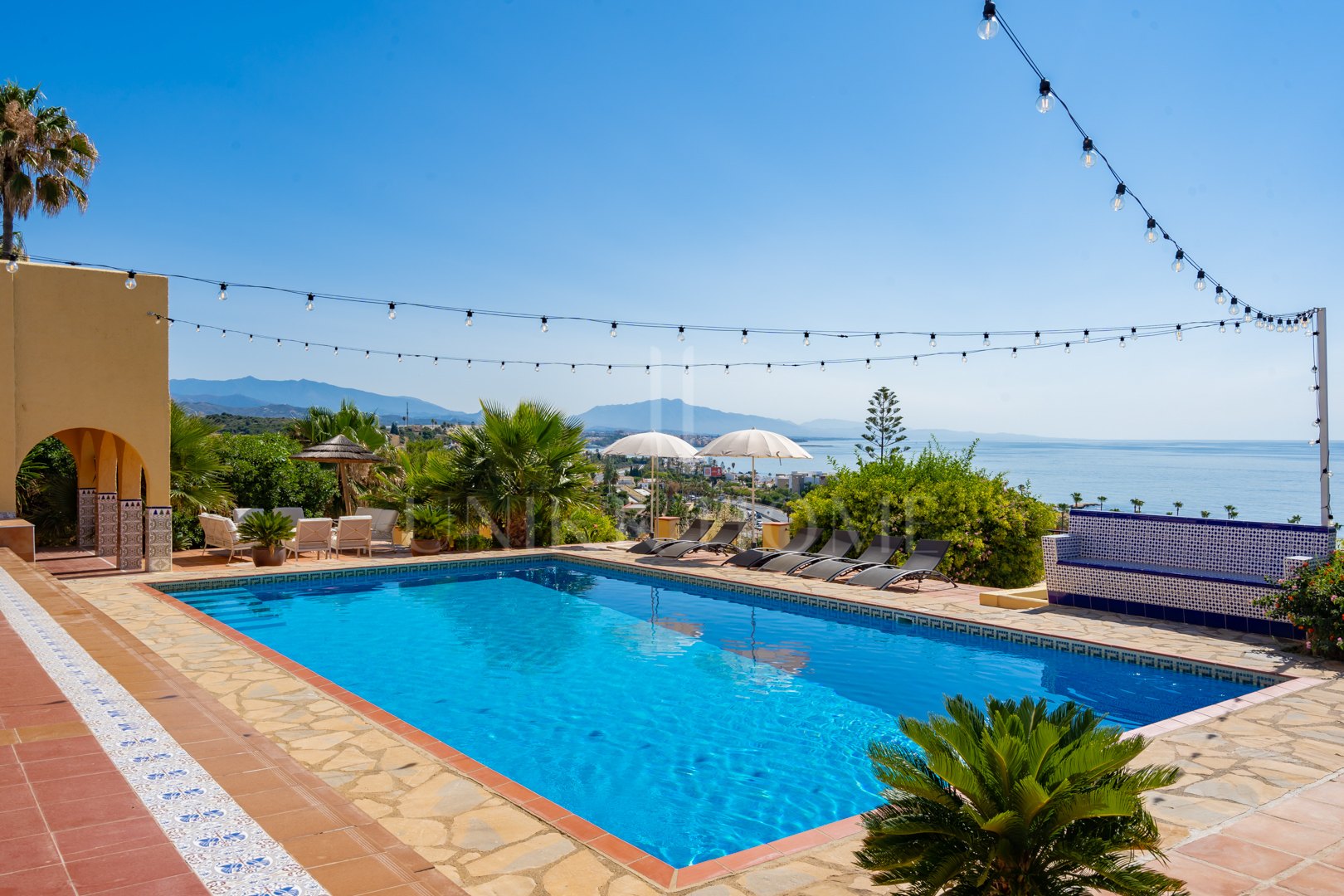 Magnífica Villa Andaluza con Toque Escandinavo y Vistas al Mar en Estepona Oeste