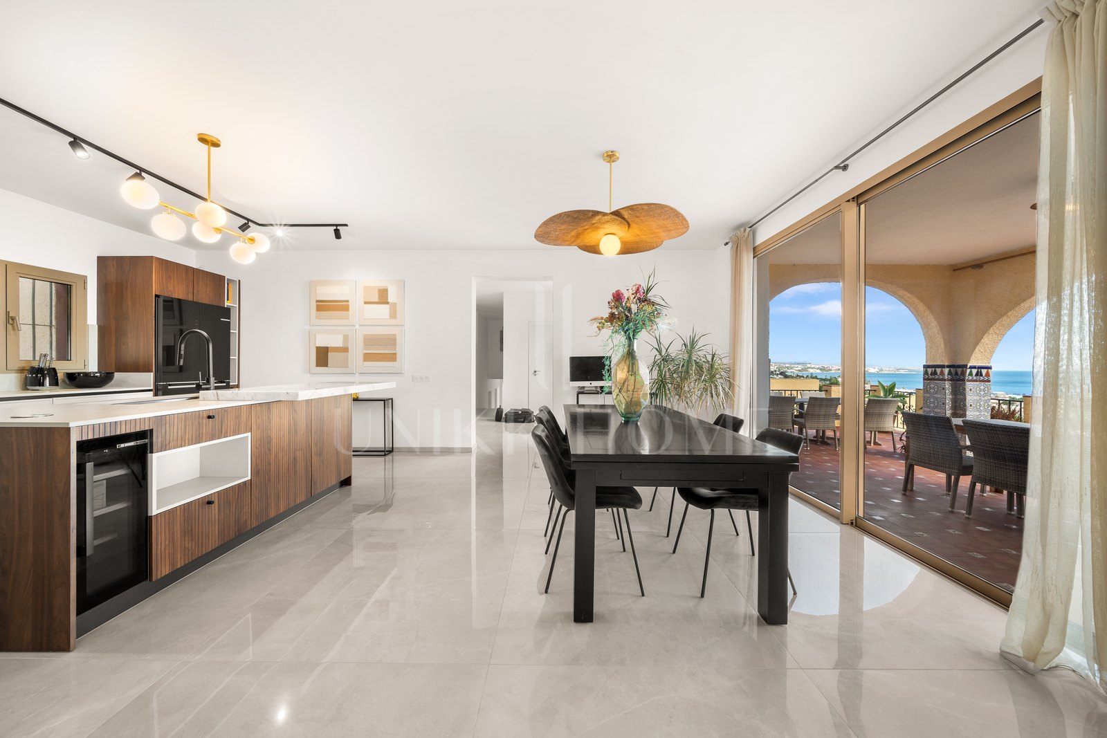 Magnífica Villa Andaluza con Toque Escandinavo y Vistas al Mar en Estepona Oeste
