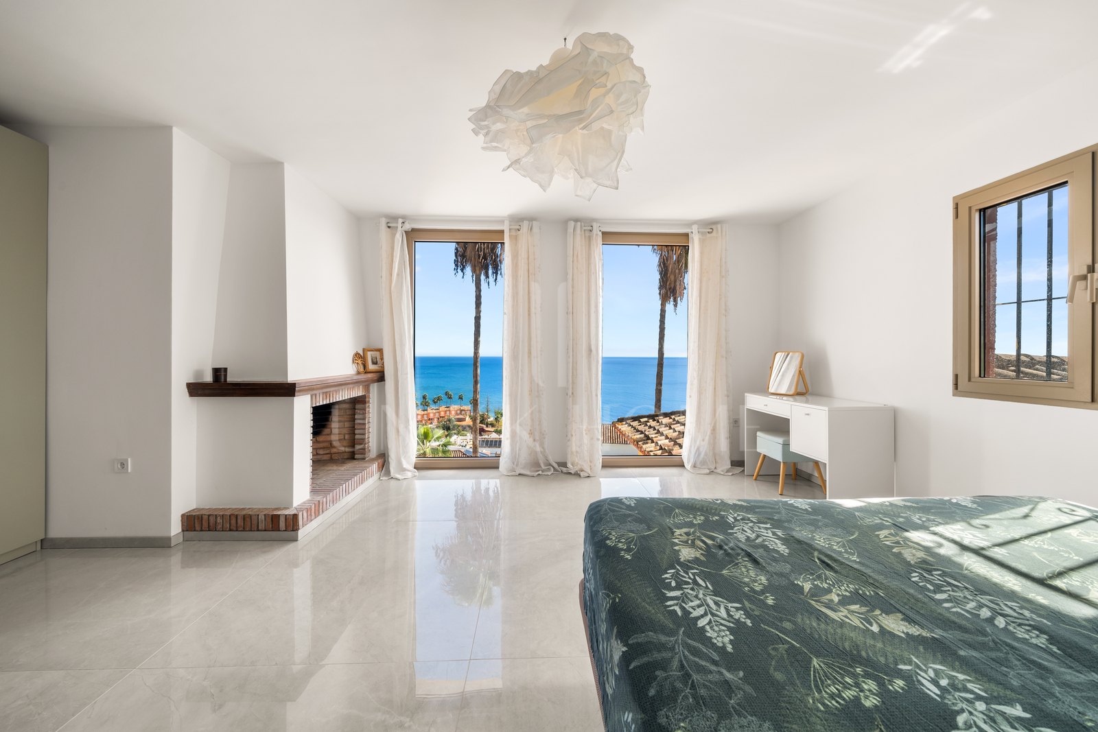 Magnífica Villa Andaluza con Toque Escandinavo y Vistas al Mar en Estepona Oeste