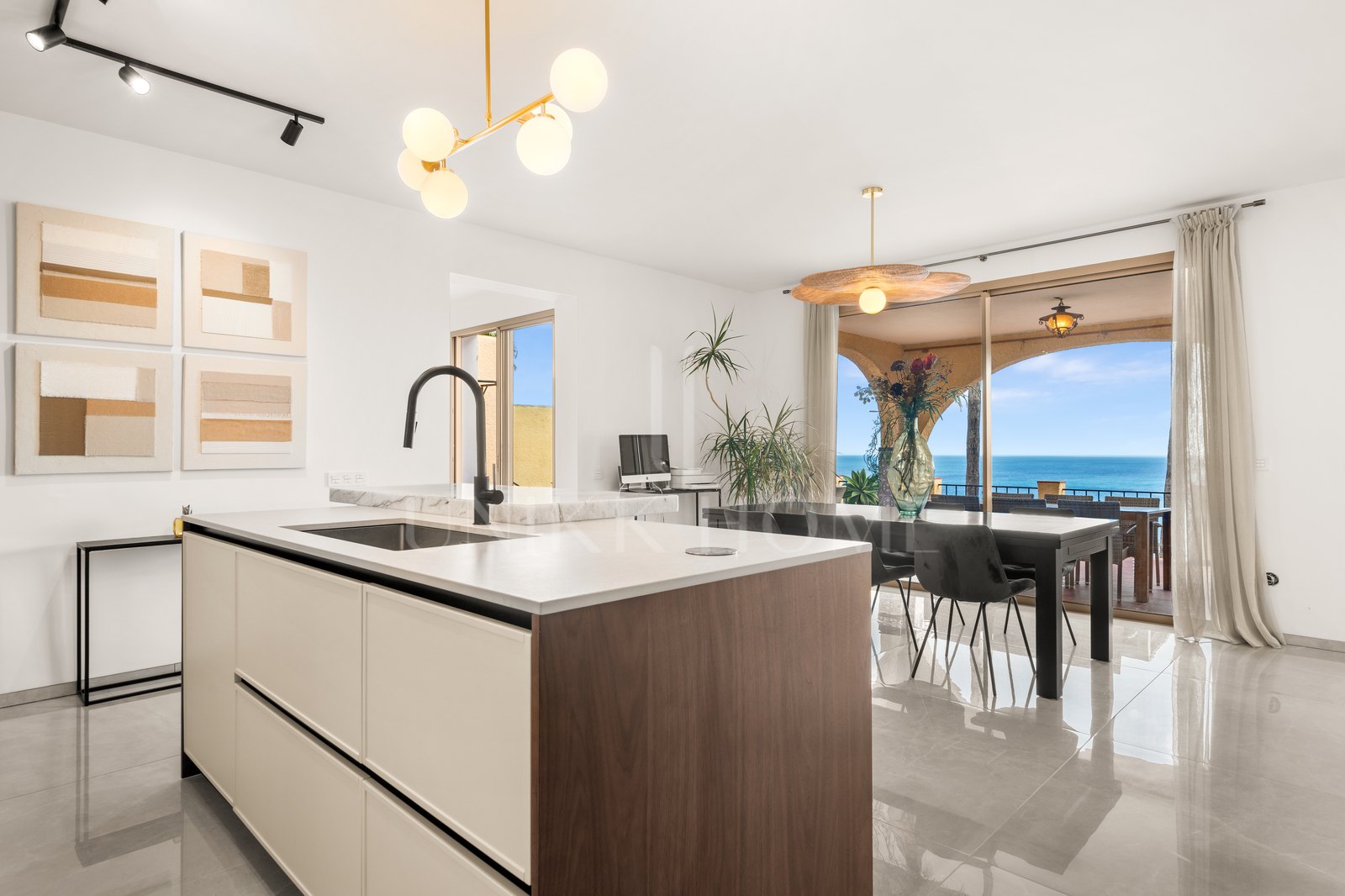 Magnífica Villa Andaluza con Toque Escandinavo y Vistas al Mar en Estepona Oeste