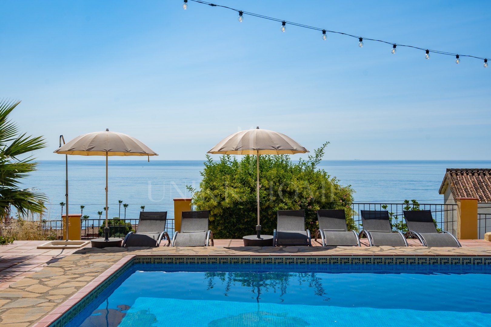 Magnífica Villa Andaluza con Toque Escandinavo y Vistas al Mar en Estepona Oeste