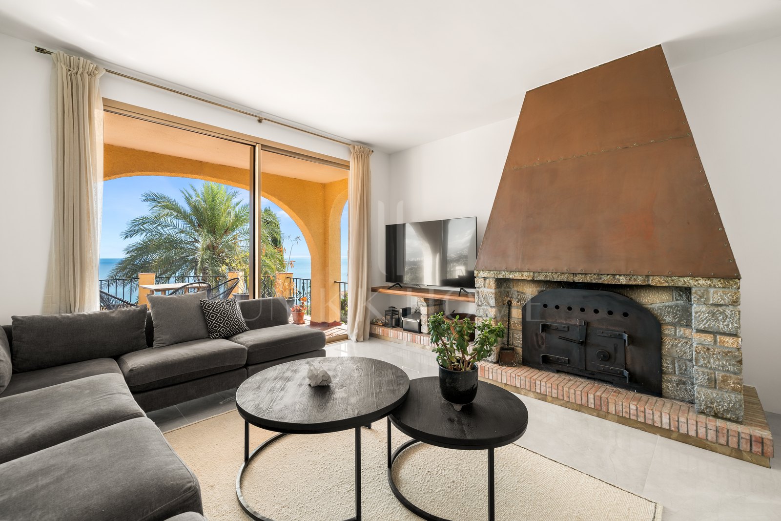 Magnífica Villa Andaluza con Toque Escandinavo y Vistas al Mar en Estepona Oeste