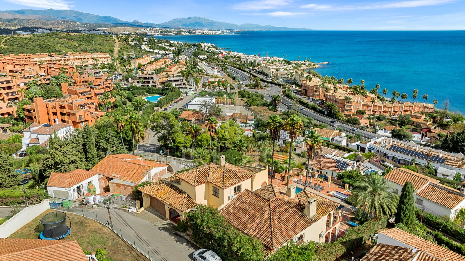 Magnífica Villa Andaluza con Toque Escandinavo y Vistas al Mar en Estepona Oeste
