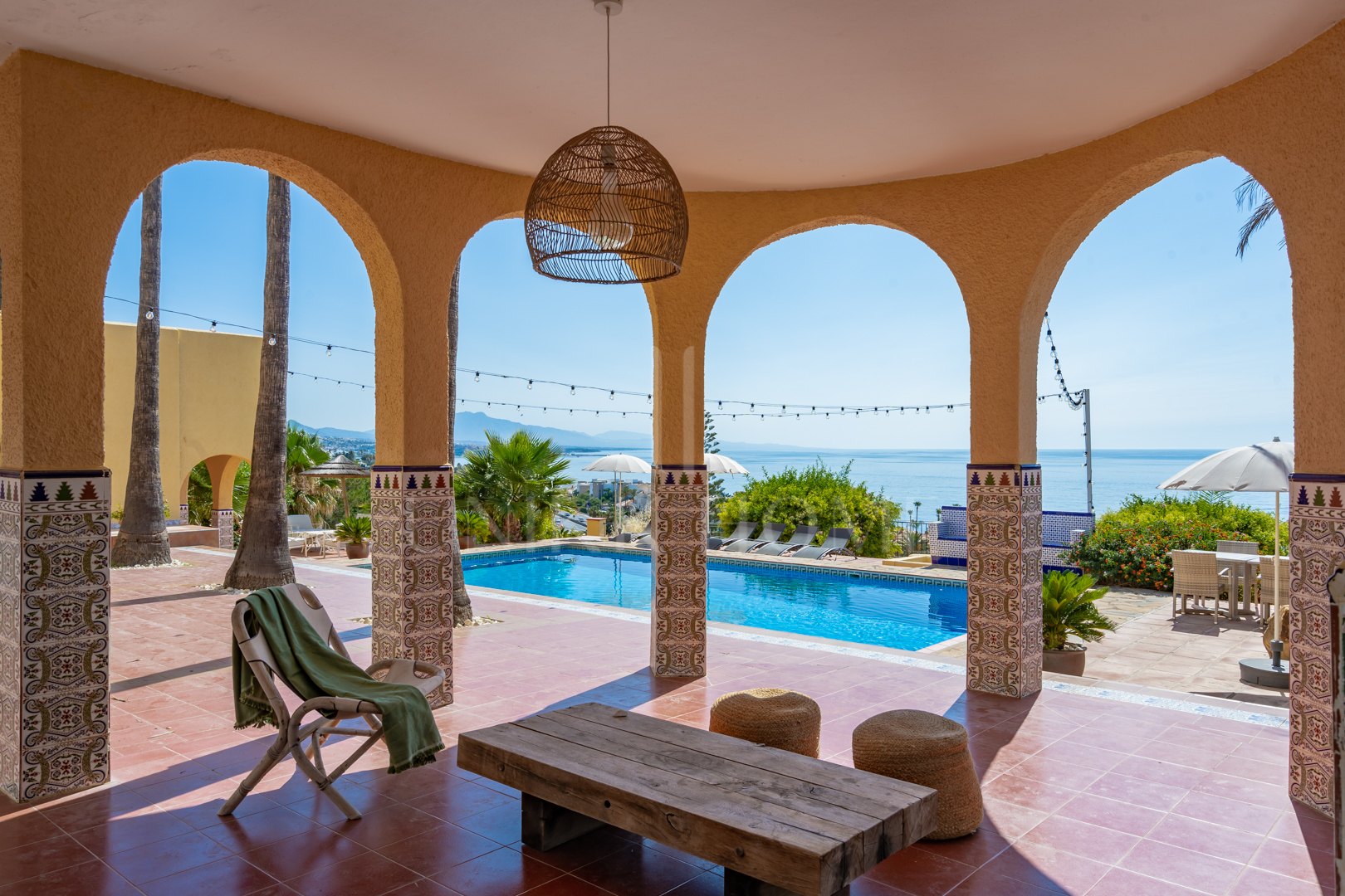 Magnífica Villa Andaluza con Toque Escandinavo y Vistas al Mar en Estepona Oeste