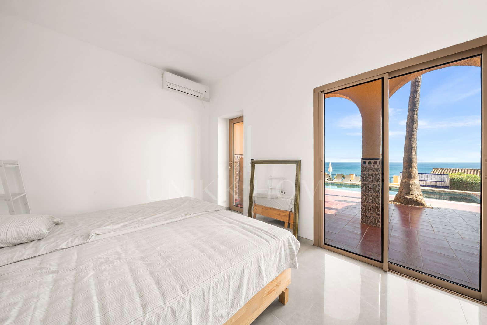 Magnífica Villa Andaluza con Toque Escandinavo y Vistas al Mar en Estepona Oeste