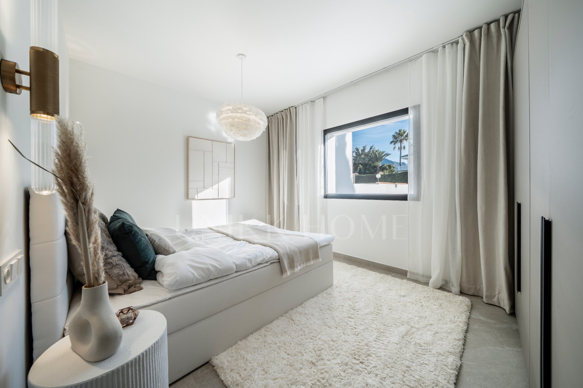 Elegante Casa Adosada Renovada en La Rinconada, Nueva Andalucía