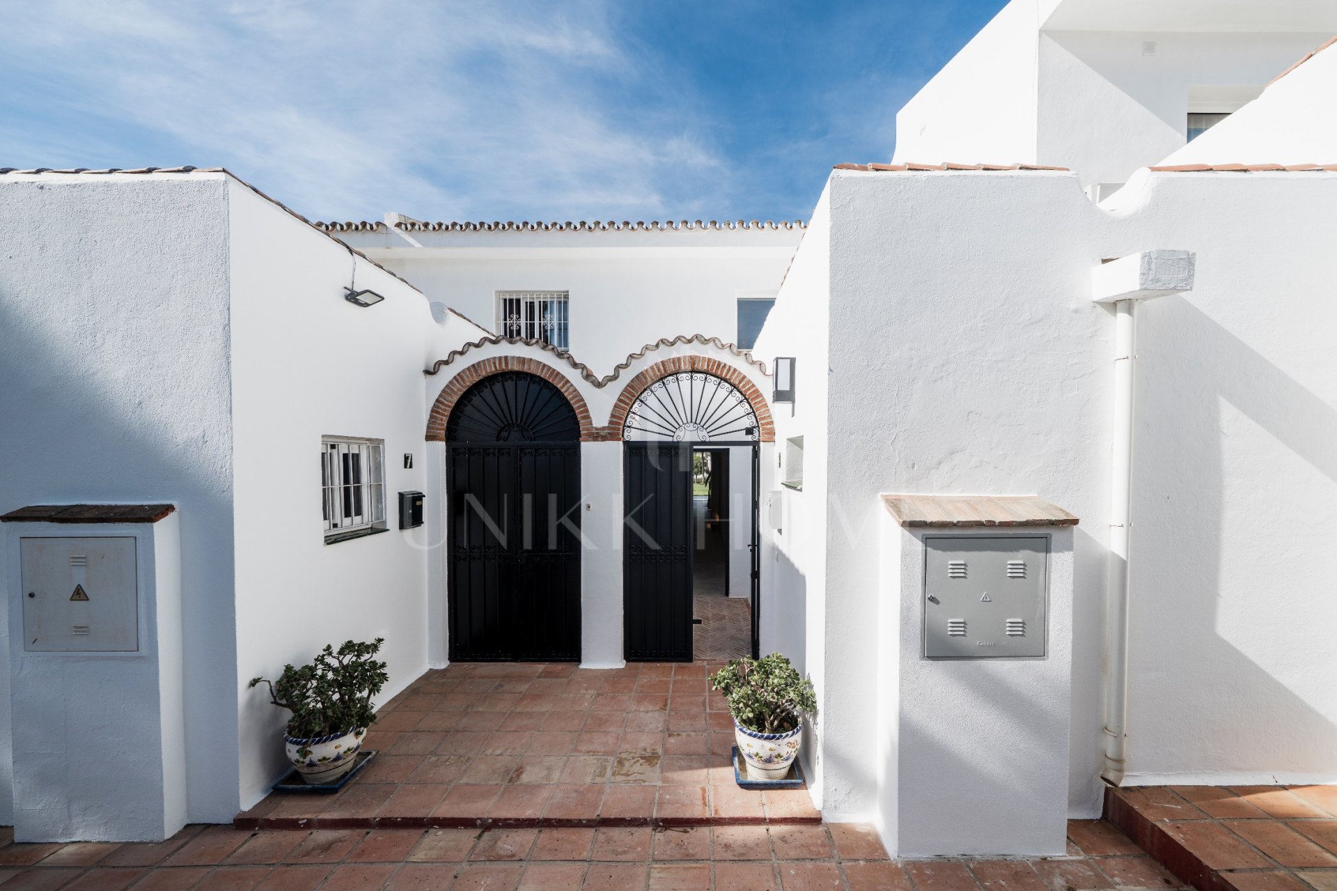 Elegante Casa Adosada Renovada en La Rinconada, Nueva Andalucía