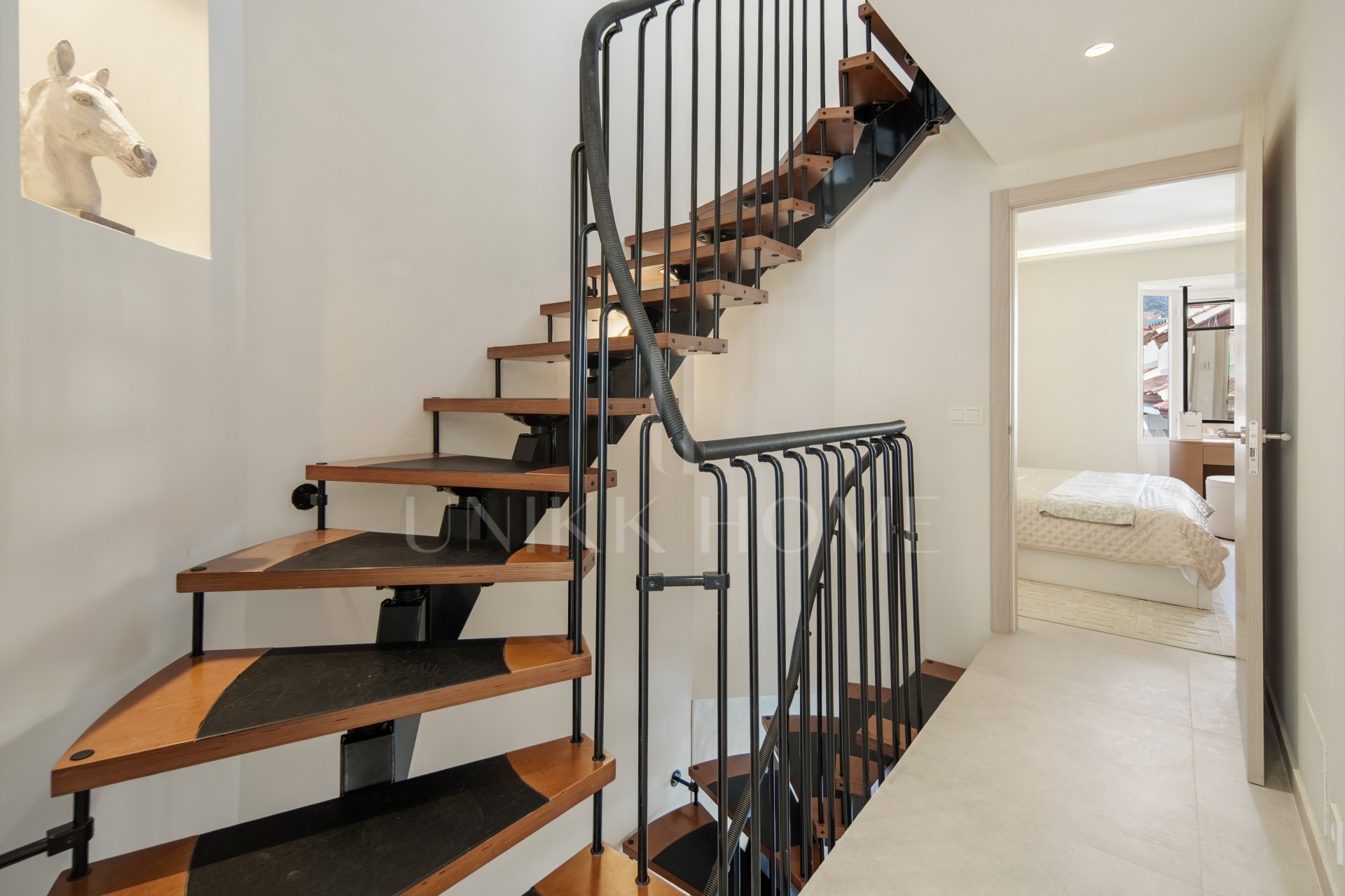 Golden Mile Gem – Renovated Townhouse with Terrace